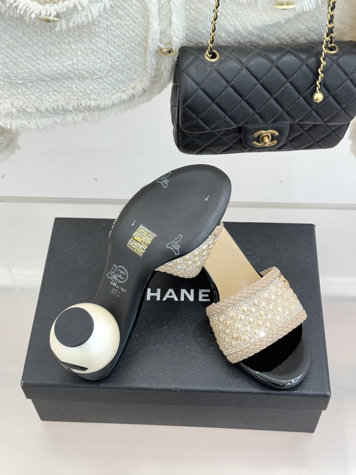 CHANE*｜小香经典双C水钻珍珠巨型珍珠跟拖鞋春夏高光之作将珠宝工艺融于鞋履。满钻双C徽标缀以莹润珍珠