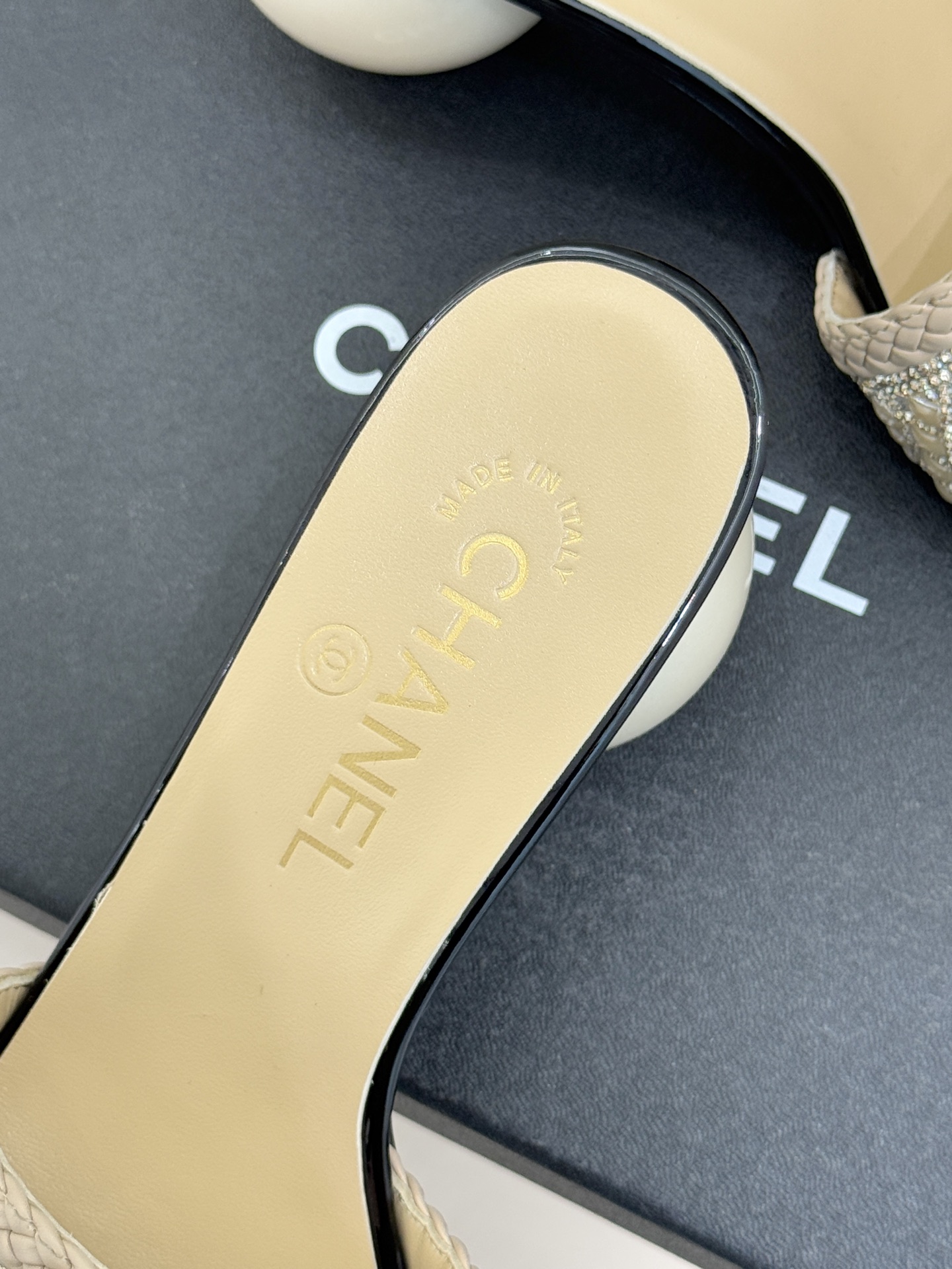 CHANE*｜小香经典双C水钻珍珠巨型珍珠跟拖鞋春夏高光之作将珠宝工艺融于鞋履。满钻双C徽标缀以莹润珍珠