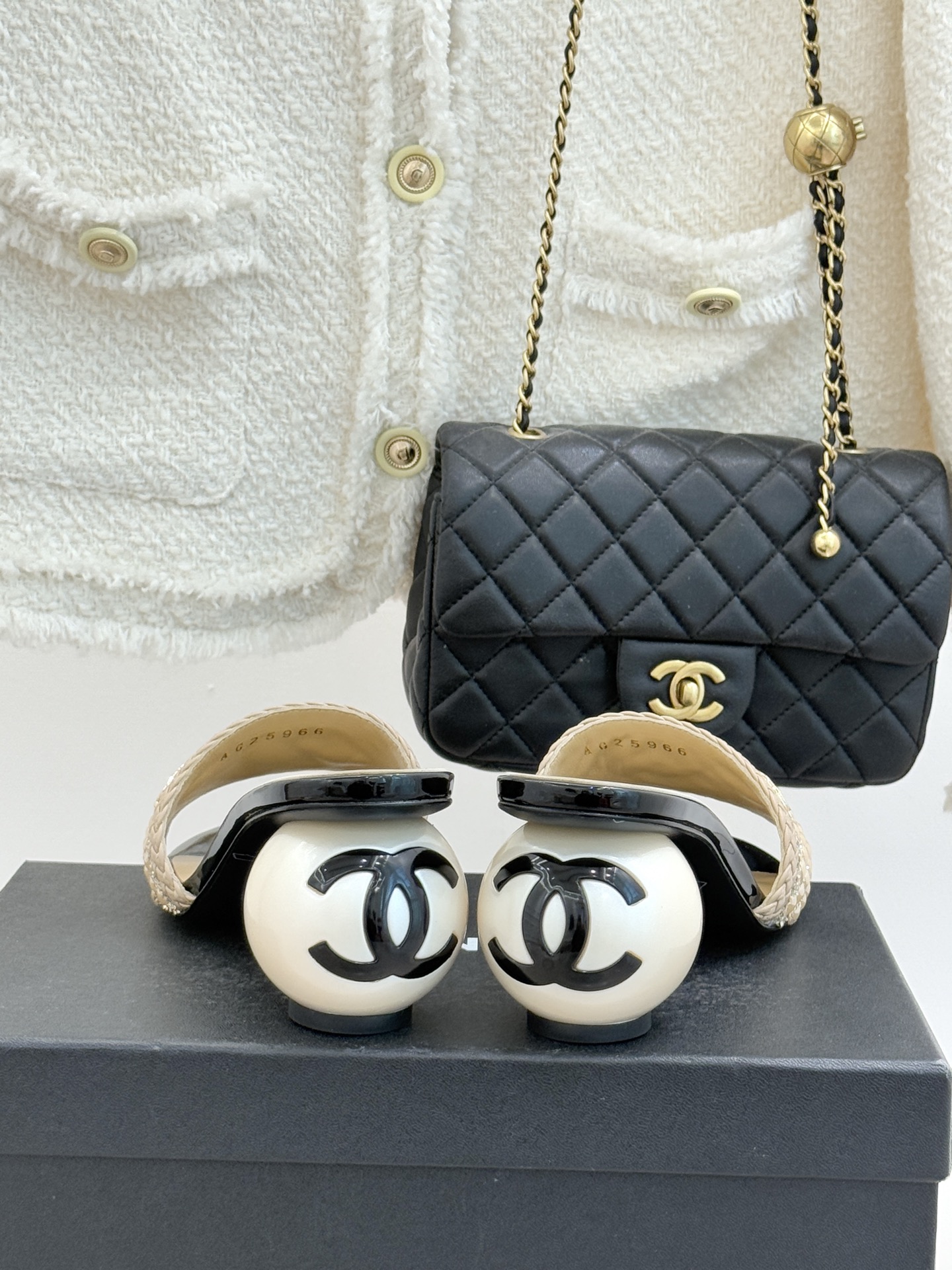 CHANE*｜小香经典双C水钻珍珠巨型珍珠跟拖鞋春夏高光之作将珠宝工艺融于鞋履。满钻双C徽标缀以莹润珍珠