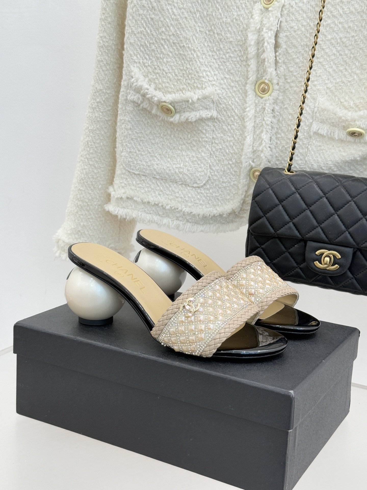 NO:723926,Chanel's new Pearl Mary Jane slippers!  The upper is made of customized original material + hot-drilled diamonds. The lining is made of sheepskin. The genuine leather outsole imported from Italy is size 35-39 (customized 40/41), slippers, chanel, mary jane, slippers, sheepskin, Leather soles.19860909Chanel 新款珍珠玛丽珍拖鞋！ 鞋面定制原版材质＋烫钻 内里踮脚均为羊皮 意大利进口真皮大底 size35-39（40/41定制）,拖鞋,chanel,mary jane,slippers,sheepskin,Leather soles,Women's Shoes