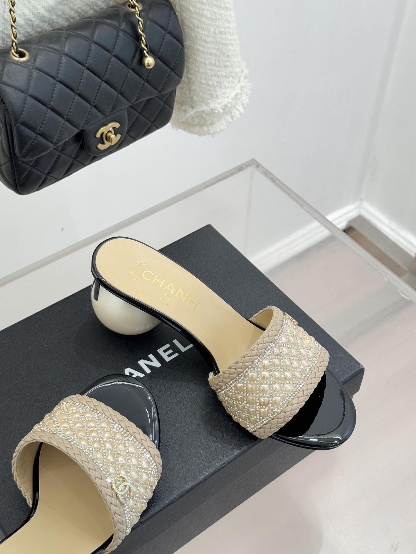 CHANE*｜小香经典双C水钻珍珠巨型珍珠跟拖鞋春夏高光之作将珠宝工艺融于鞋履。满钻双C徽标缀以莹润珍珠