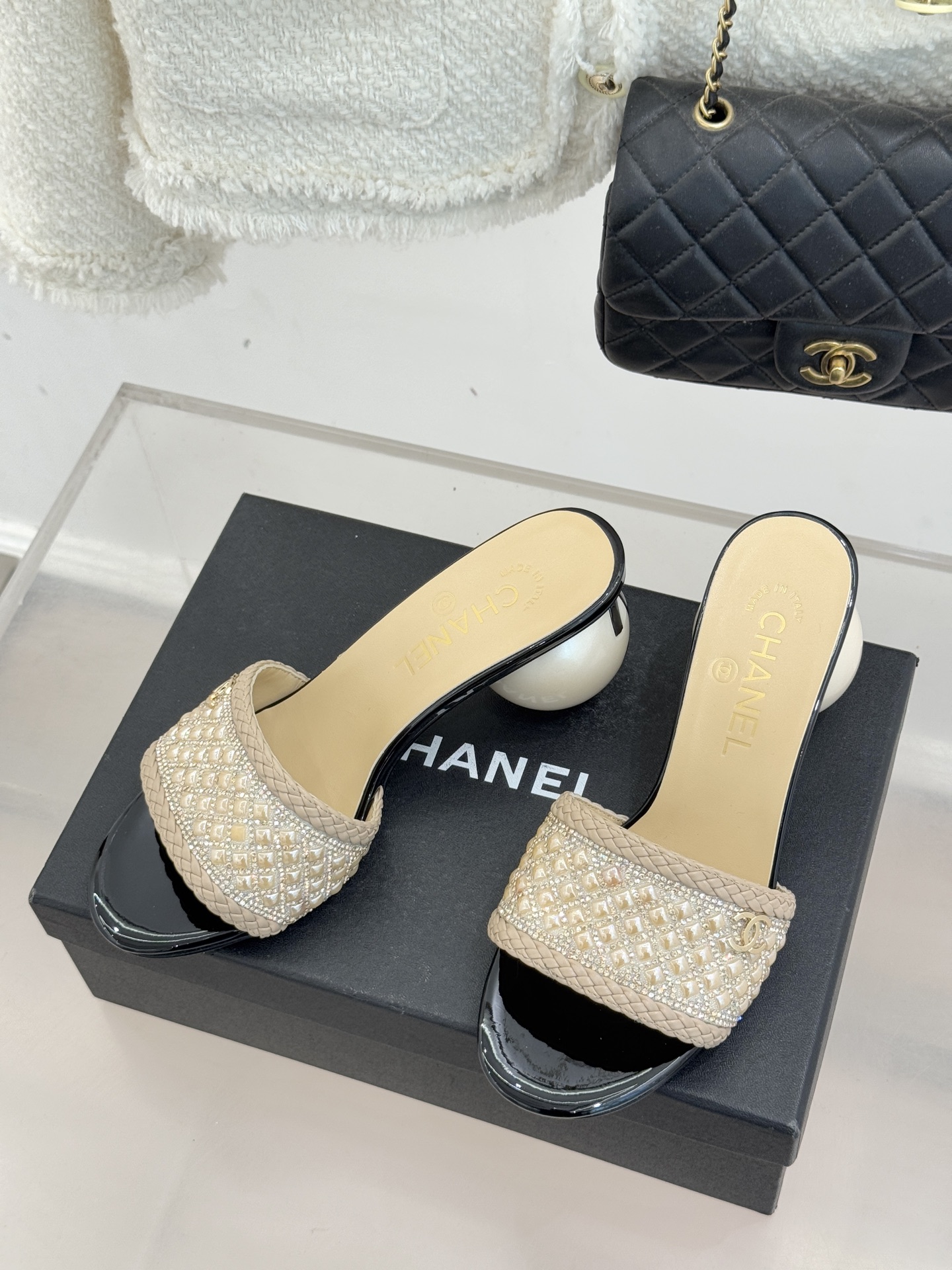 CHANE*｜小香经典双C水钻珍珠巨型珍珠跟拖鞋春夏高光之作将珠宝工艺融于鞋履。满钻双C徽标缀以莹润珍珠