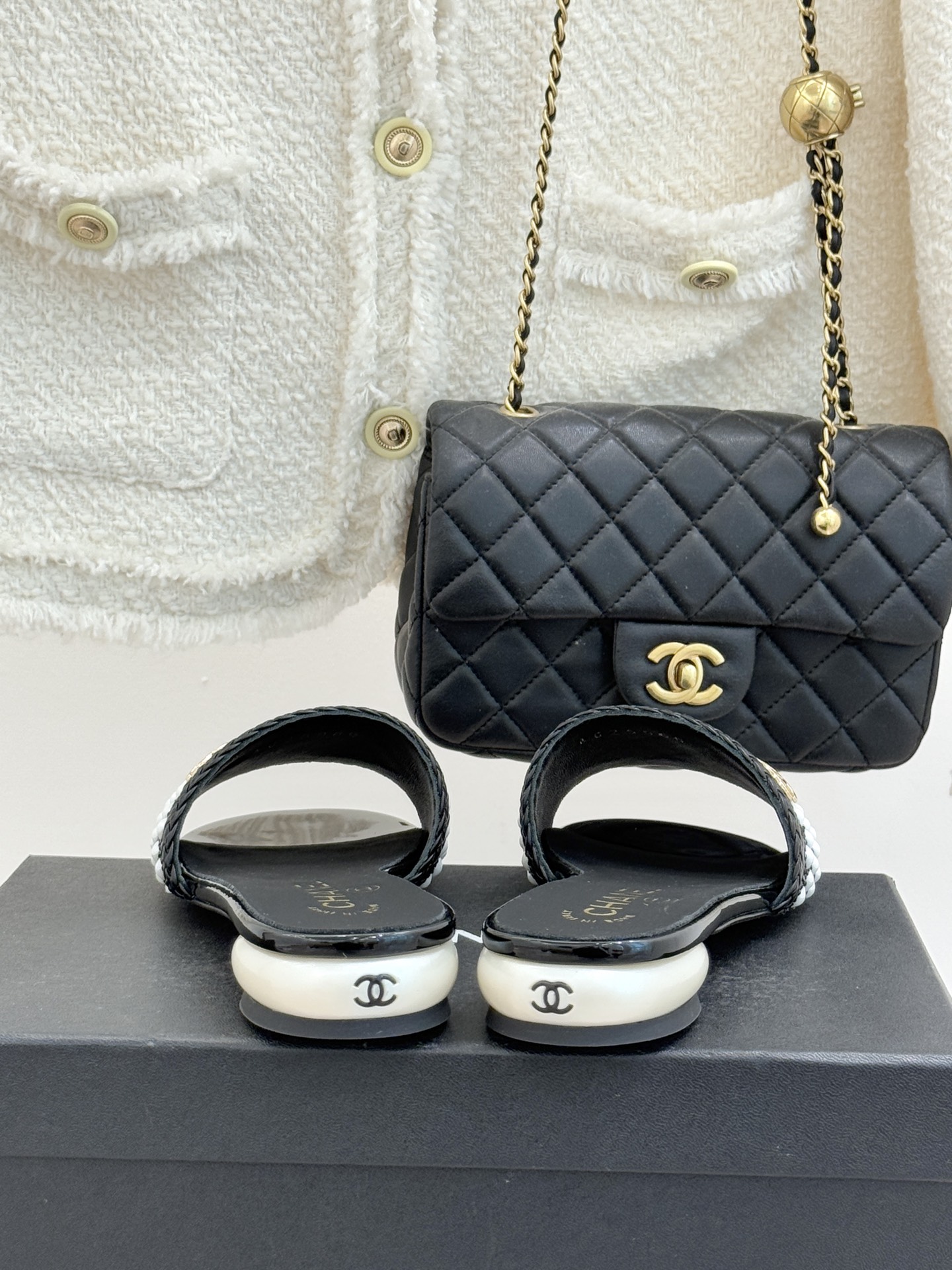 CHANE*｜小香经典双C水钻珍珠巨型珍珠跟拖鞋春夏高光之作将珠宝工艺融于鞋履。满钻双C徽标缀以莹润珍珠