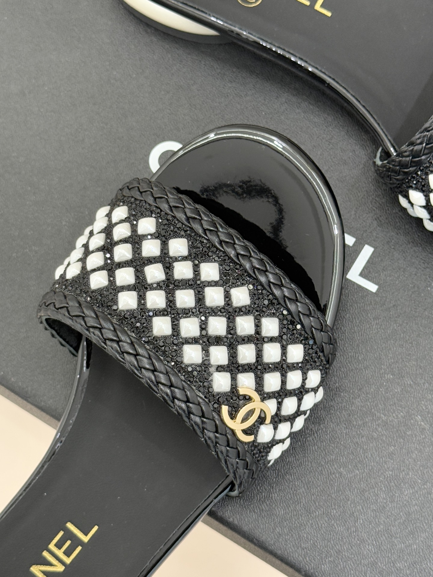 CHANE*｜小香经典双C水钻珍珠巨型珍珠跟拖鞋春夏高光之作将珠宝工艺融于鞋履。满钻双C徽标缀以莹润珍珠