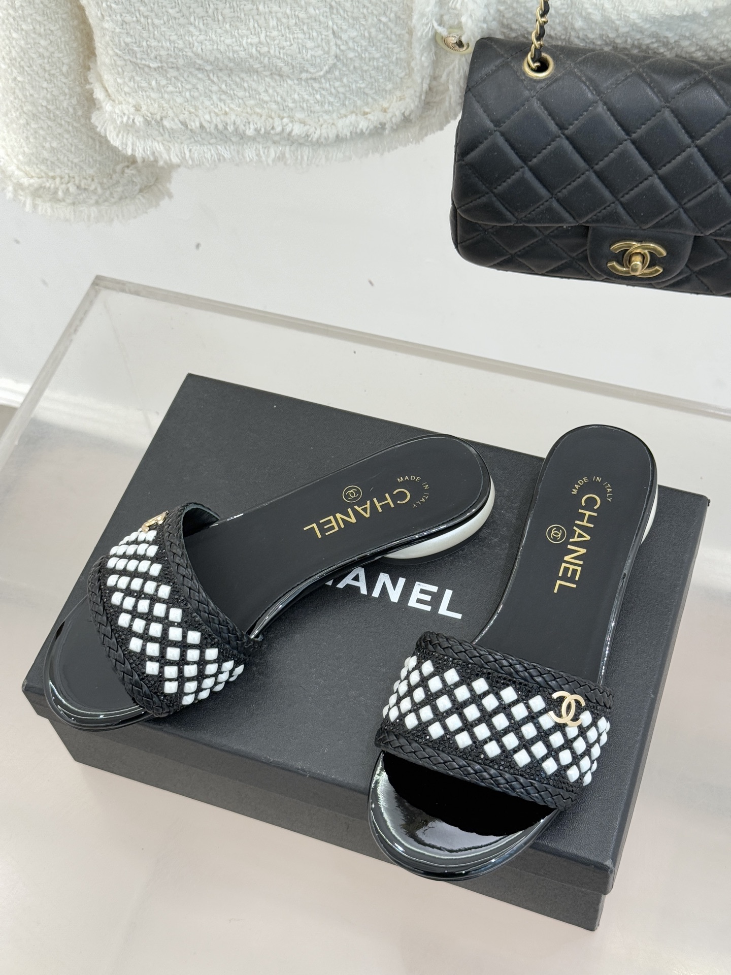 CHANE*｜小香经典双C水钻珍珠巨型珍珠跟拖鞋春夏高光之作将珠宝工艺融于鞋履。满钻双C徽标缀以莹润珍珠