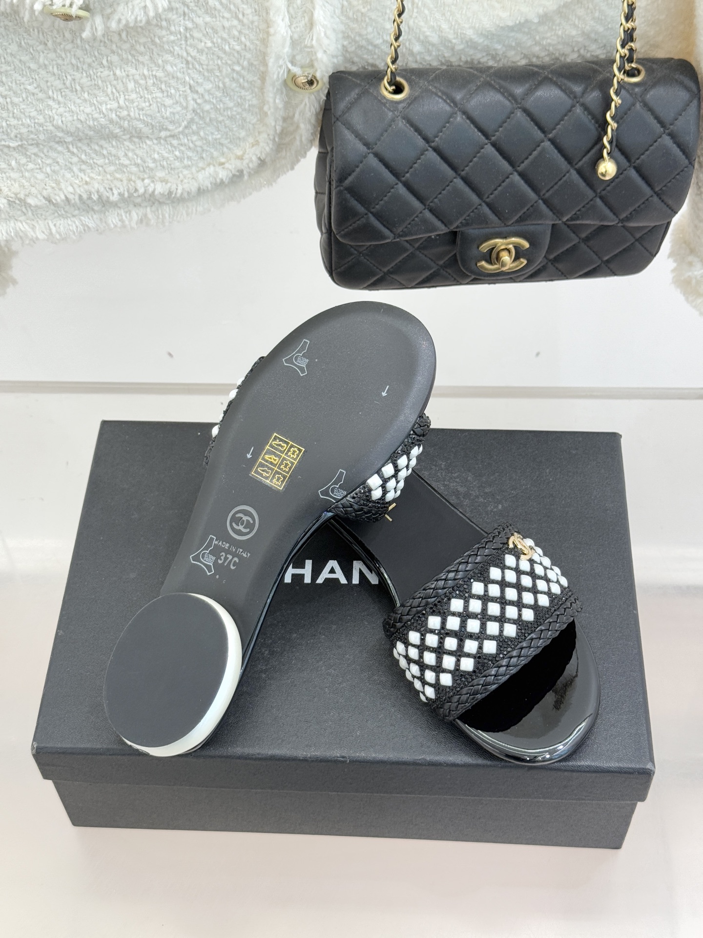 CHANE*｜小香经典双C水钻珍珠巨型珍珠跟拖鞋春夏高光之作将珠宝工艺融于鞋履。满钻双C徽标缀以莹润珍珠