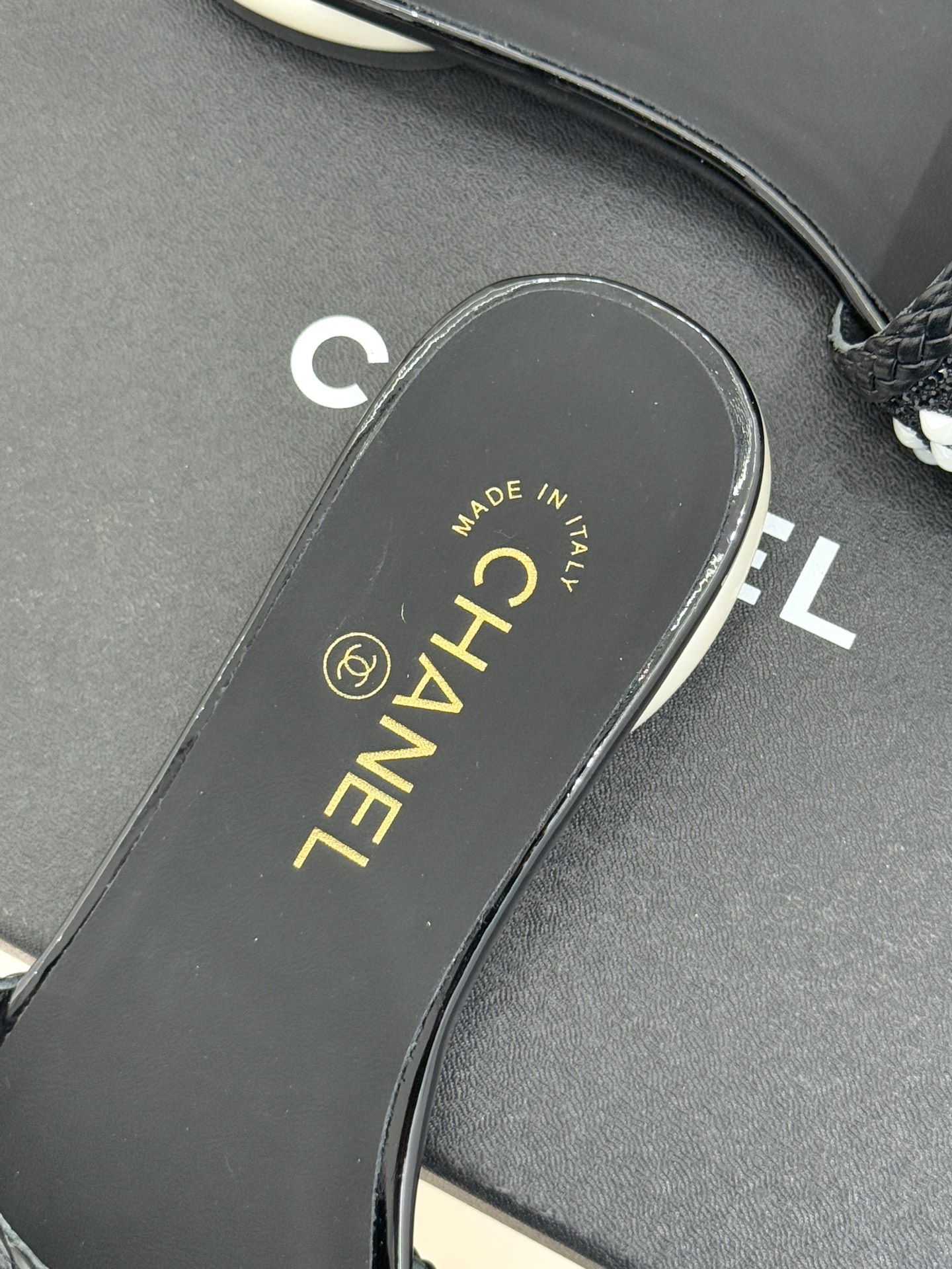 CHANE*｜小香经典双C水钻珍珠巨型珍珠跟拖鞋春夏高光之作将珠宝工艺融于鞋履。满钻双C徽标缀以莹润珍珠