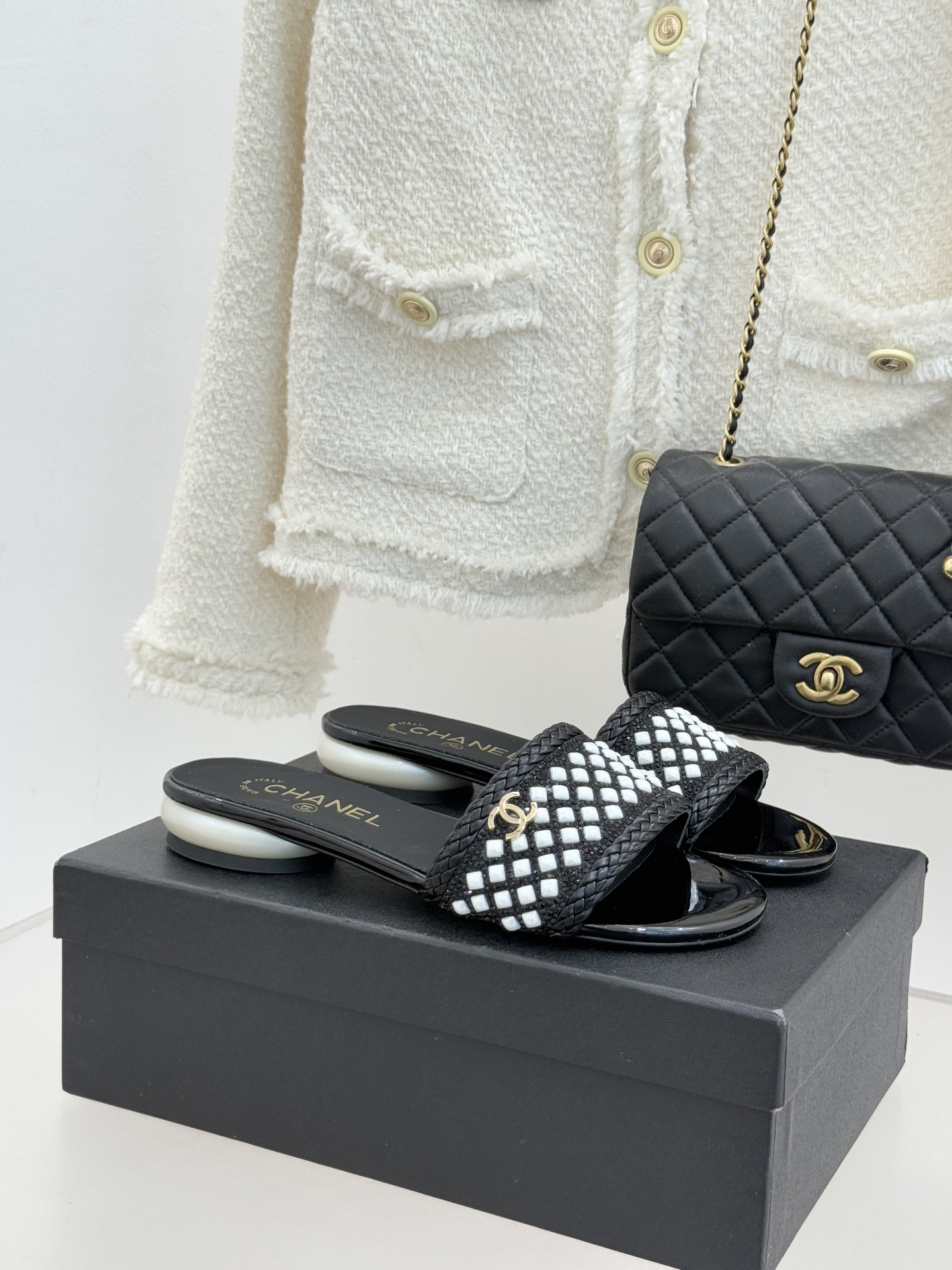 CHANE*｜小香经典双C水钻珍珠巨型珍珠跟拖鞋春夏高光之作将珠宝工艺融于鞋履。满钻双C徽标缀以莹润珍珠