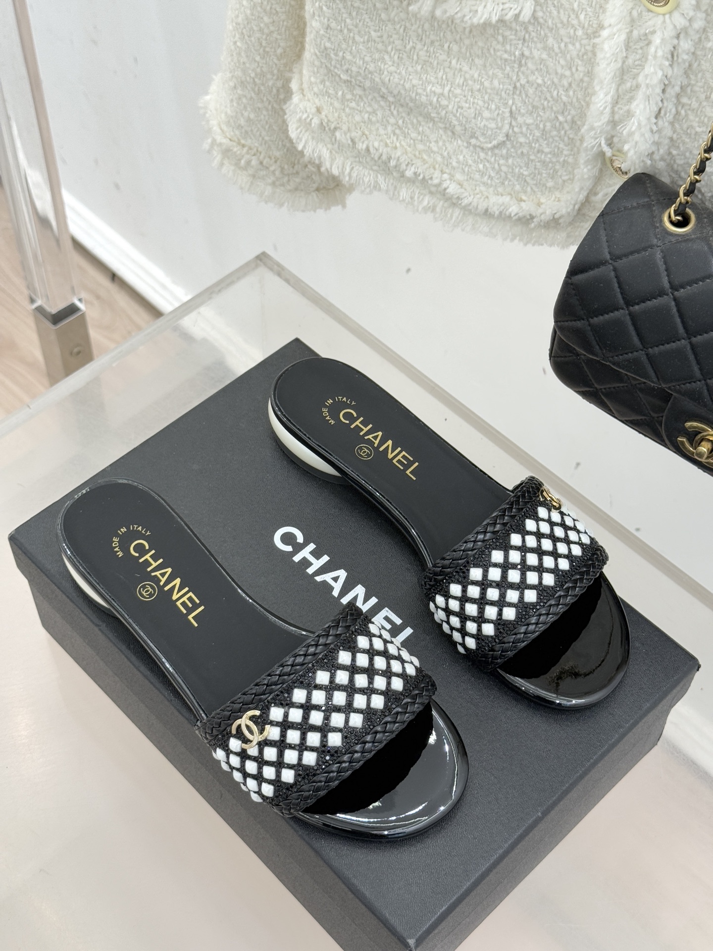 CHANE*｜小香经典双C水钻珍珠巨型珍珠跟拖鞋春夏高光之作将珠宝工艺融于鞋履。满钻双C徽标缀以莹润珍珠