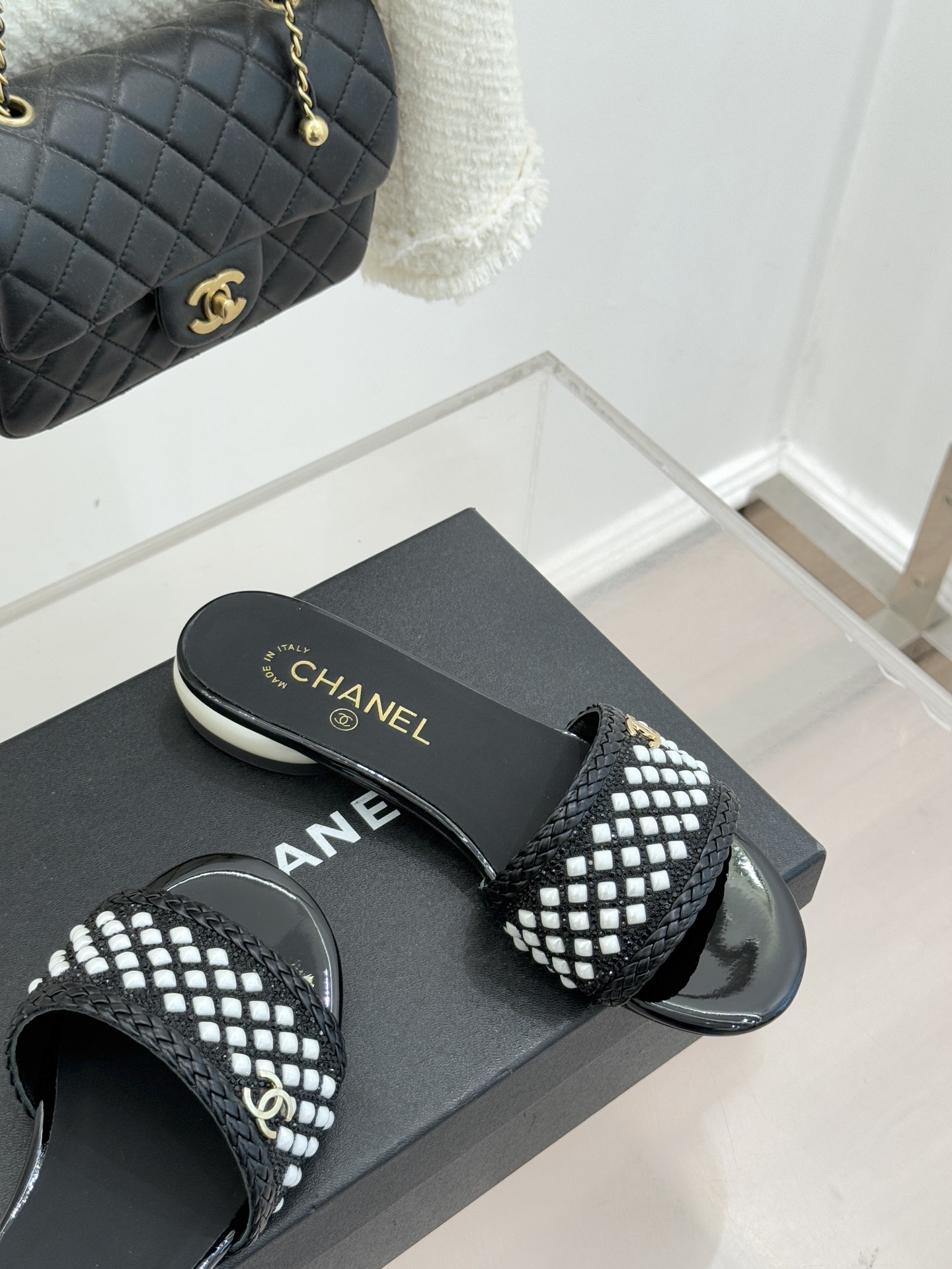 CHANE*｜小香经典双C水钻珍珠巨型珍珠跟拖鞋春夏高光之作将珠宝工艺融于鞋履。满钻双C徽标缀以莹润珍珠