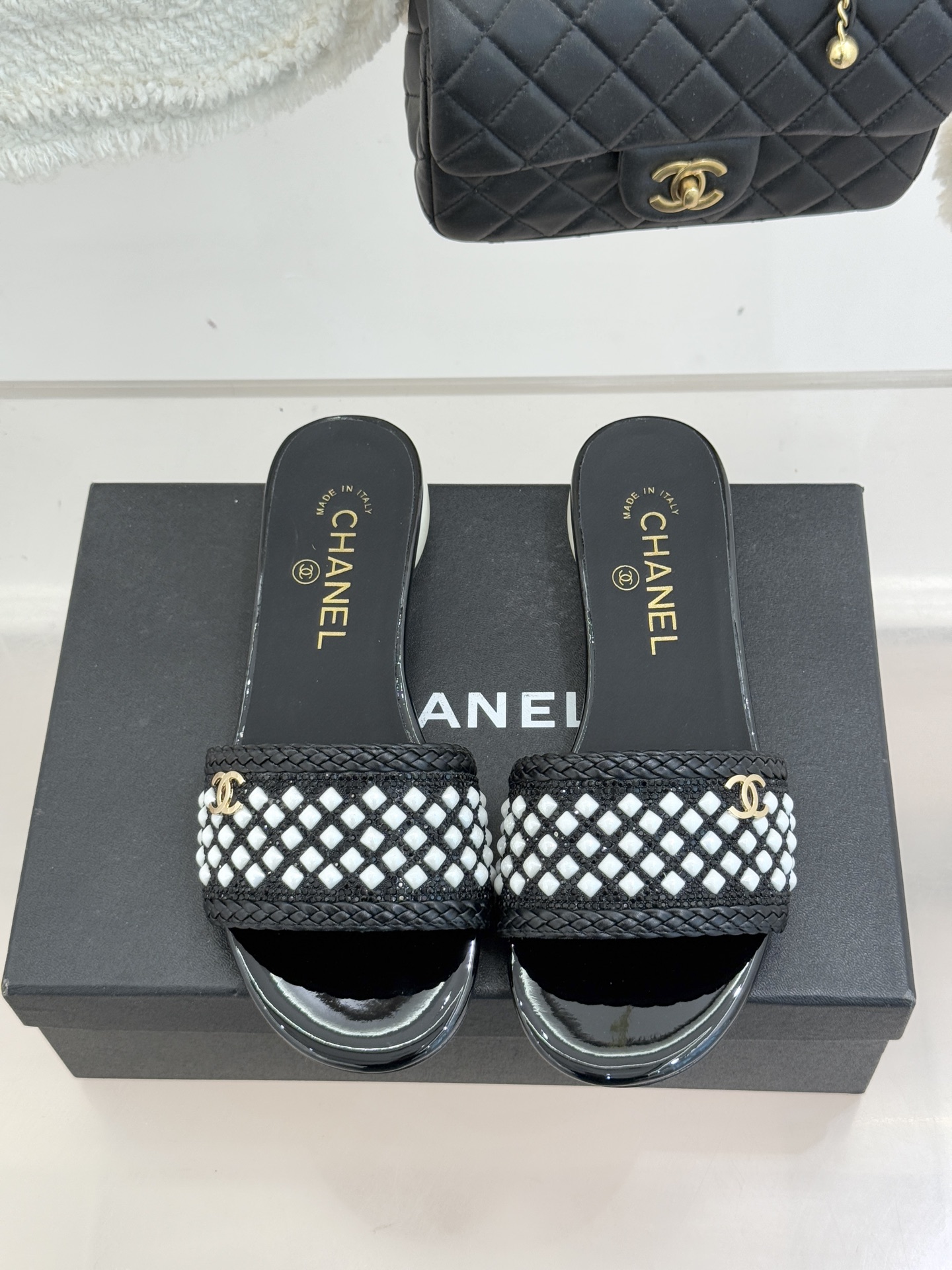 CHANE*｜小香经典双C水钻珍珠巨型珍珠跟拖鞋春夏高光之作将珠宝工艺融于鞋履。满钻双C徽标缀以莹润珍珠