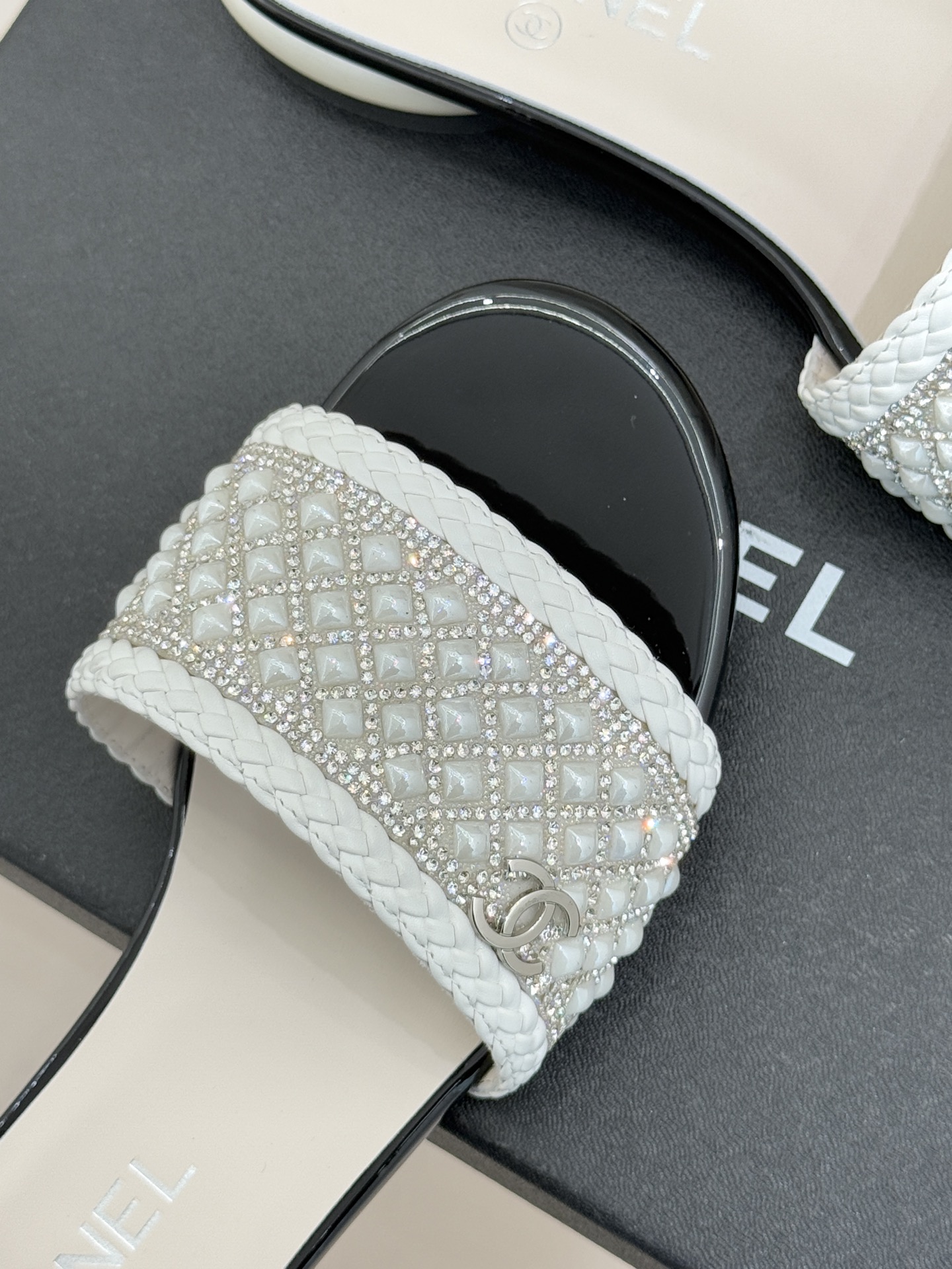 CHANE*｜小香经典双C水钻珍珠巨型珍珠跟拖鞋春夏高光之作将珠宝工艺融于鞋履。满钻双C徽标缀以莹润珍珠