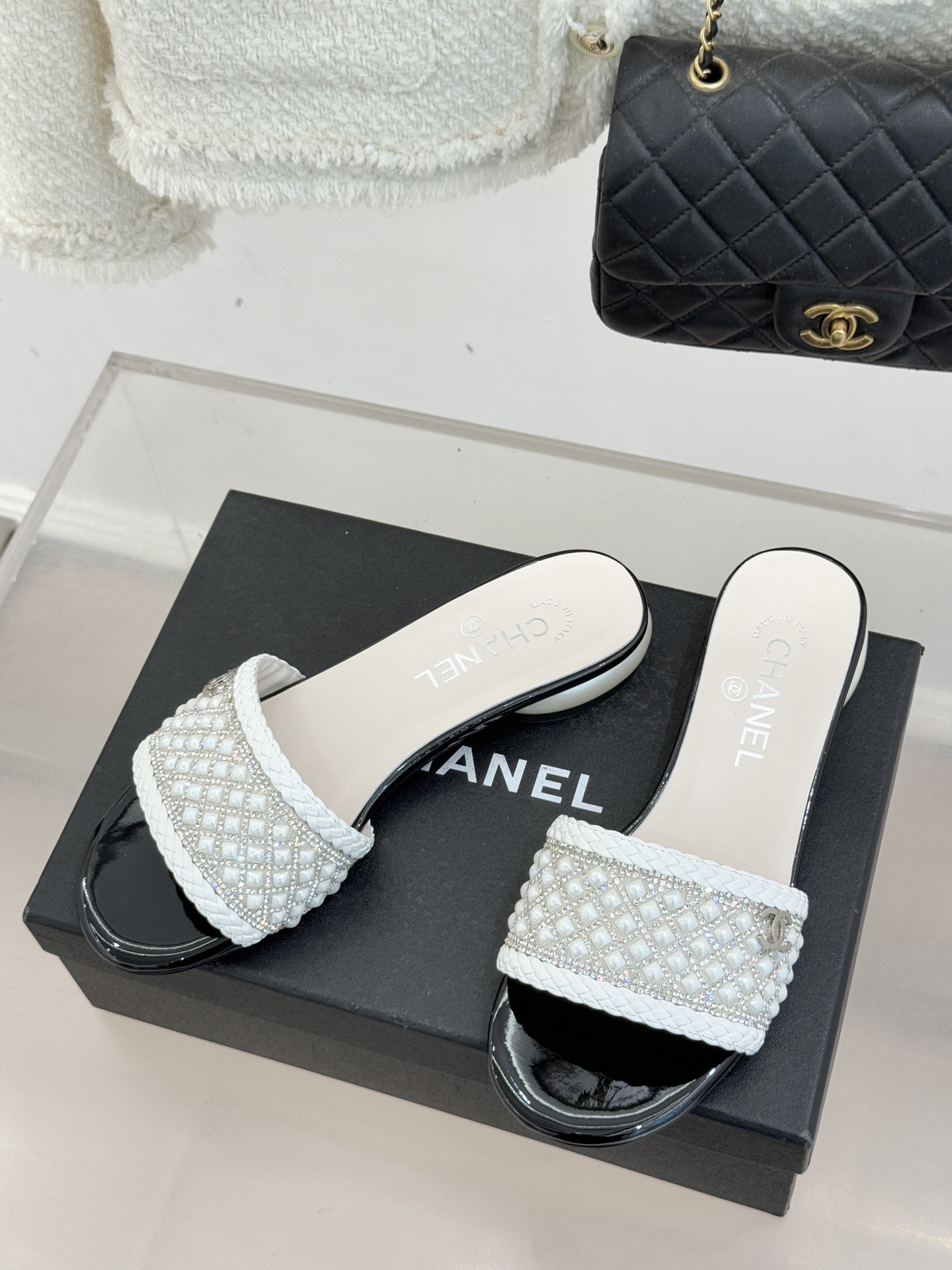 CHANE*｜小香经典双C水钻珍珠巨型珍珠跟拖鞋春夏高光之作将珠宝工艺融于鞋履。满钻双C徽标缀以莹润珍珠