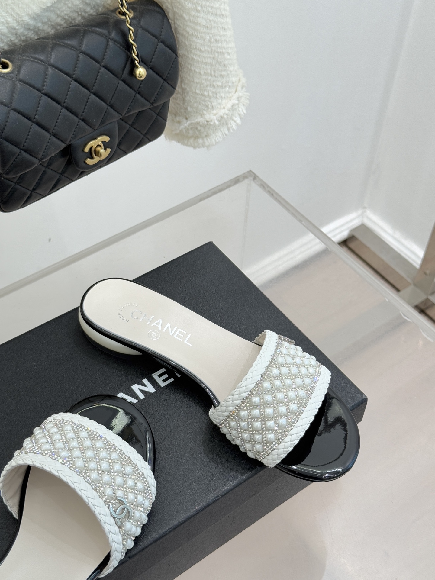 CHANE*｜小香经典双C水钻珍珠巨型珍珠跟拖鞋春夏高光之作将珠宝工艺融于鞋履。满钻双C徽标缀以莹润珍珠