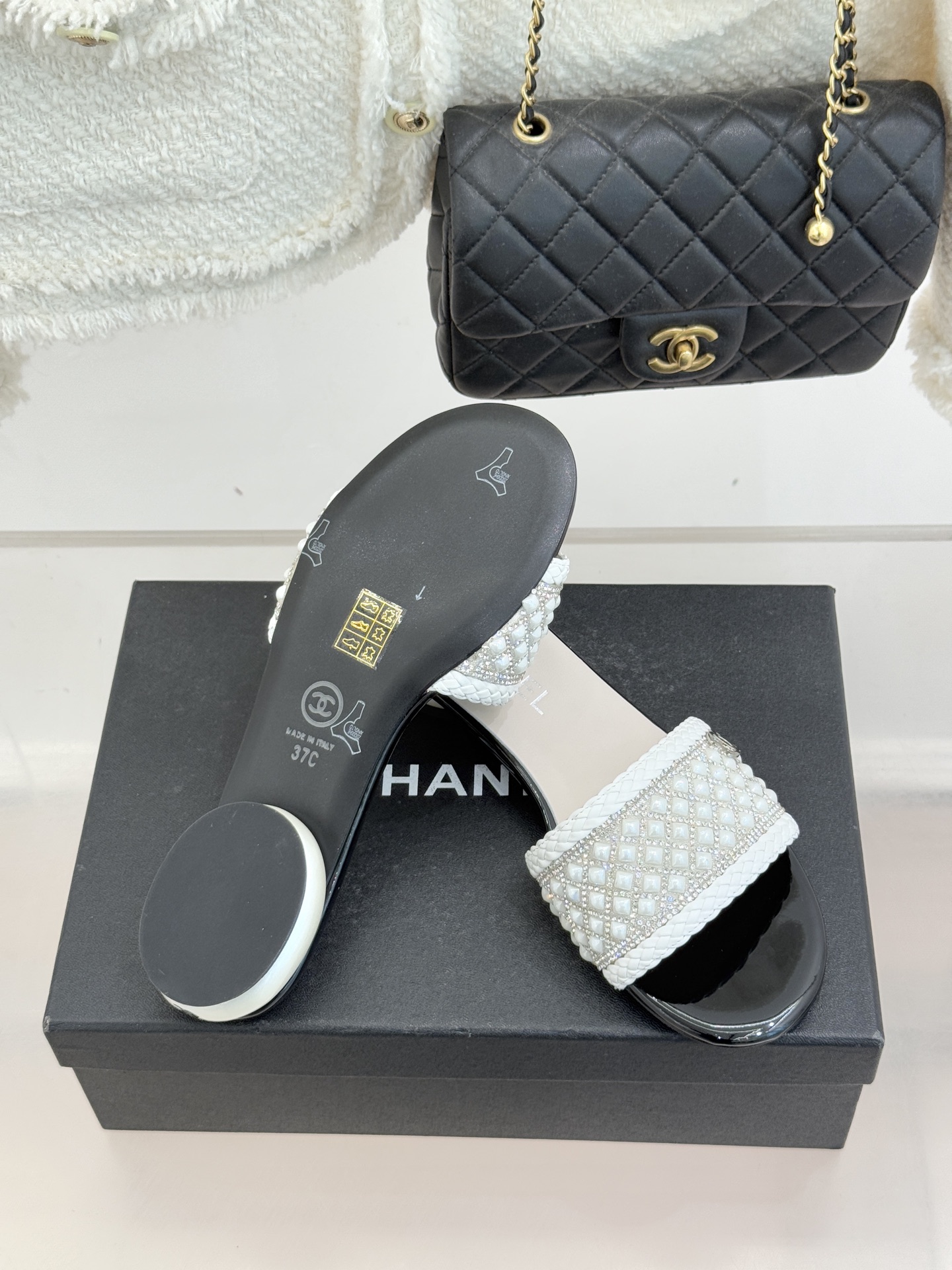 CHANE*｜小香经典双C水钻珍珠巨型珍珠跟拖鞋春夏高光之作将珠宝工艺融于鞋履。满钻双C徽标缀以莹润珍珠