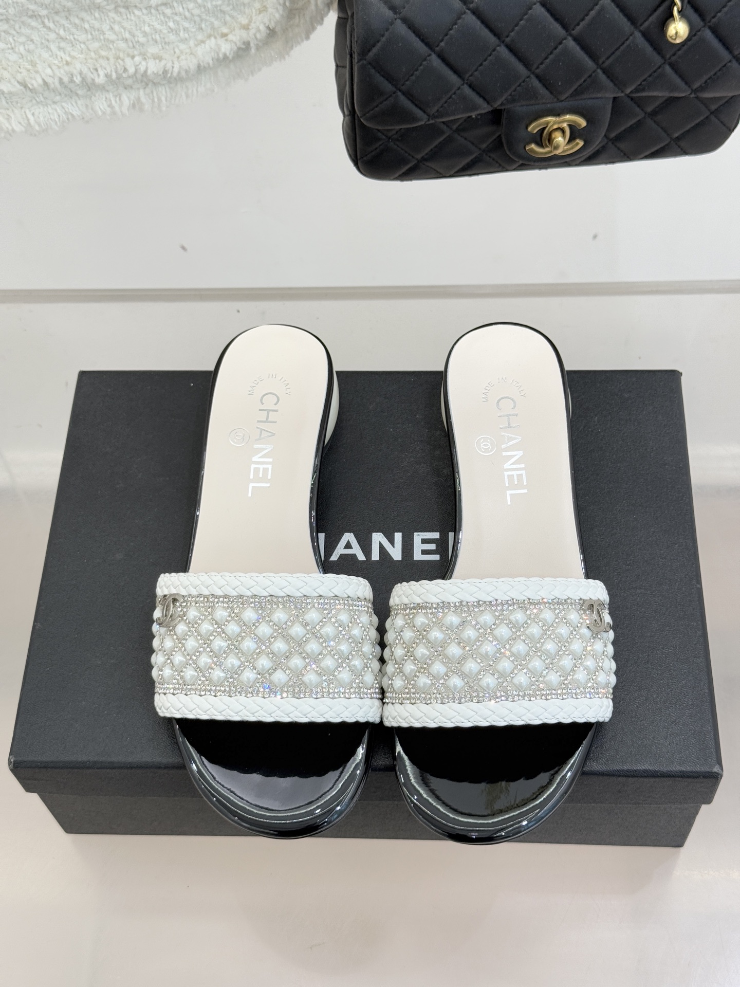 CHANE*｜小香经典双C水钻珍珠巨型珍珠跟拖鞋春夏高光之作将珠宝工艺融于鞋履。满钻双C徽标缀以莹润珍珠