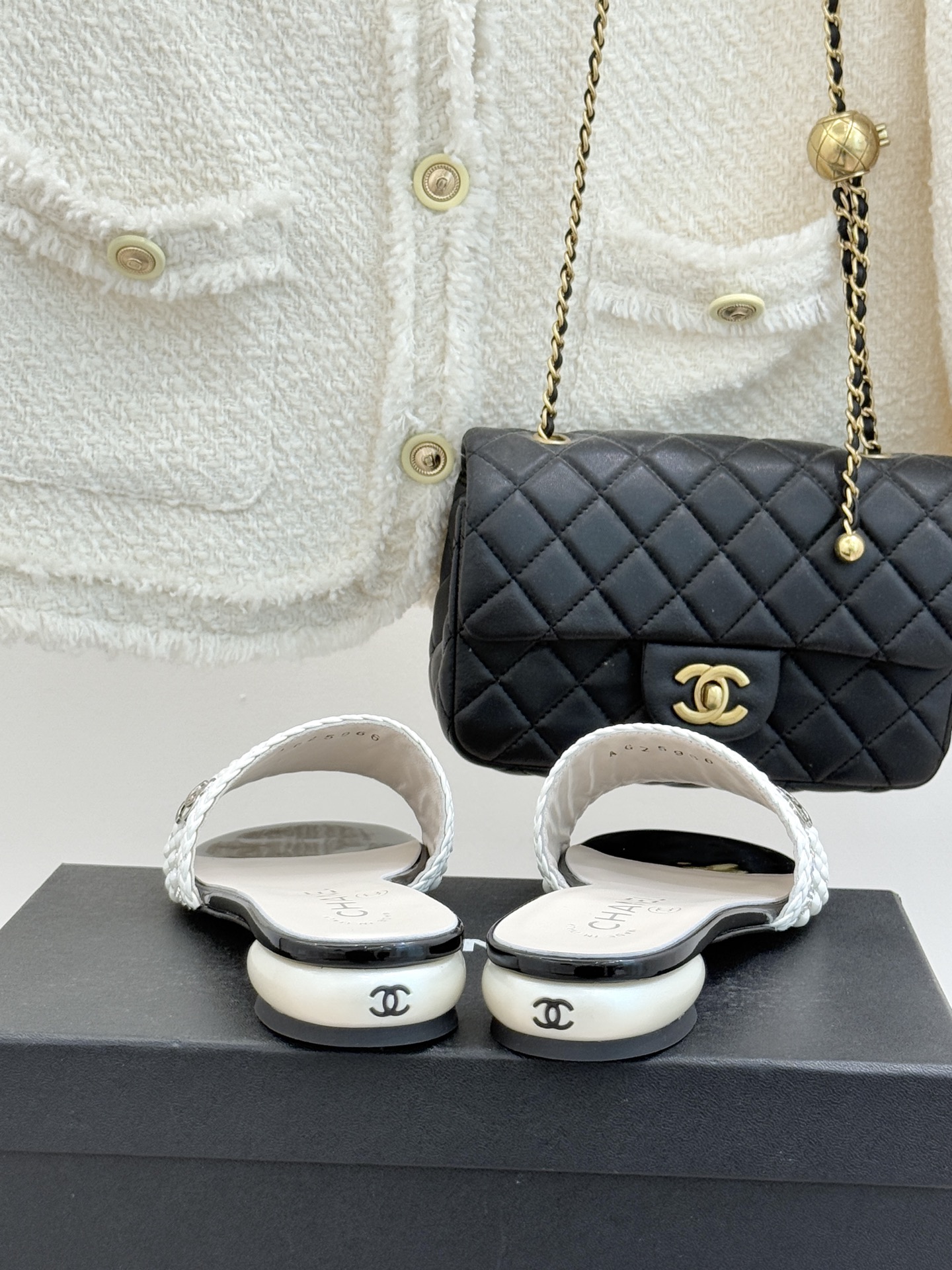 CHANE*｜小香经典双C水钻珍珠巨型珍珠跟拖鞋春夏高光之作将珠宝工艺融于鞋履。满钻双C徽标缀以莹润珍珠