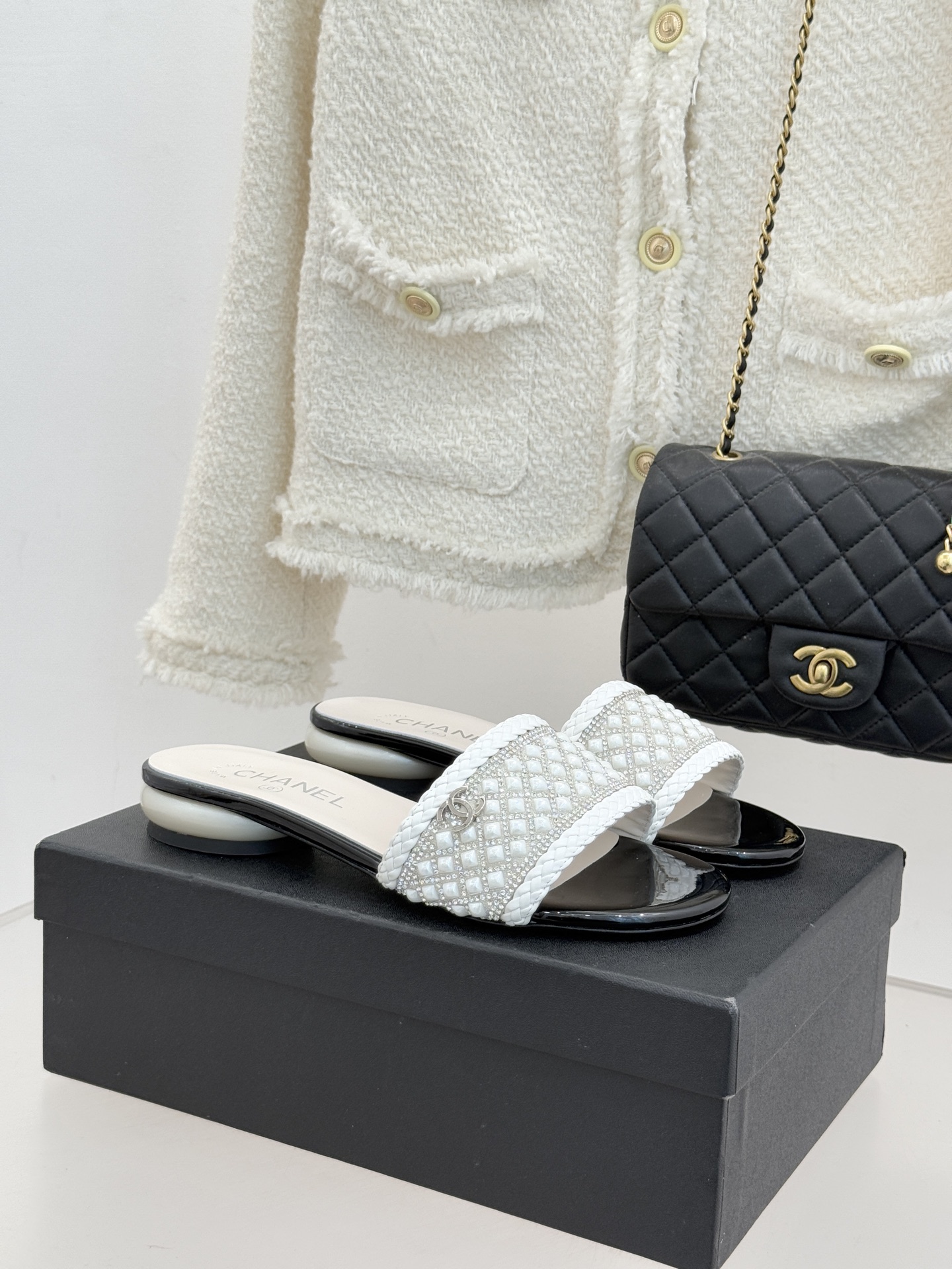 CHANE*｜小香经典双C水钻珍珠巨型珍珠跟拖鞋春夏高光之作将珠宝工艺融于鞋履。满钻双C徽标缀以莹润珍珠