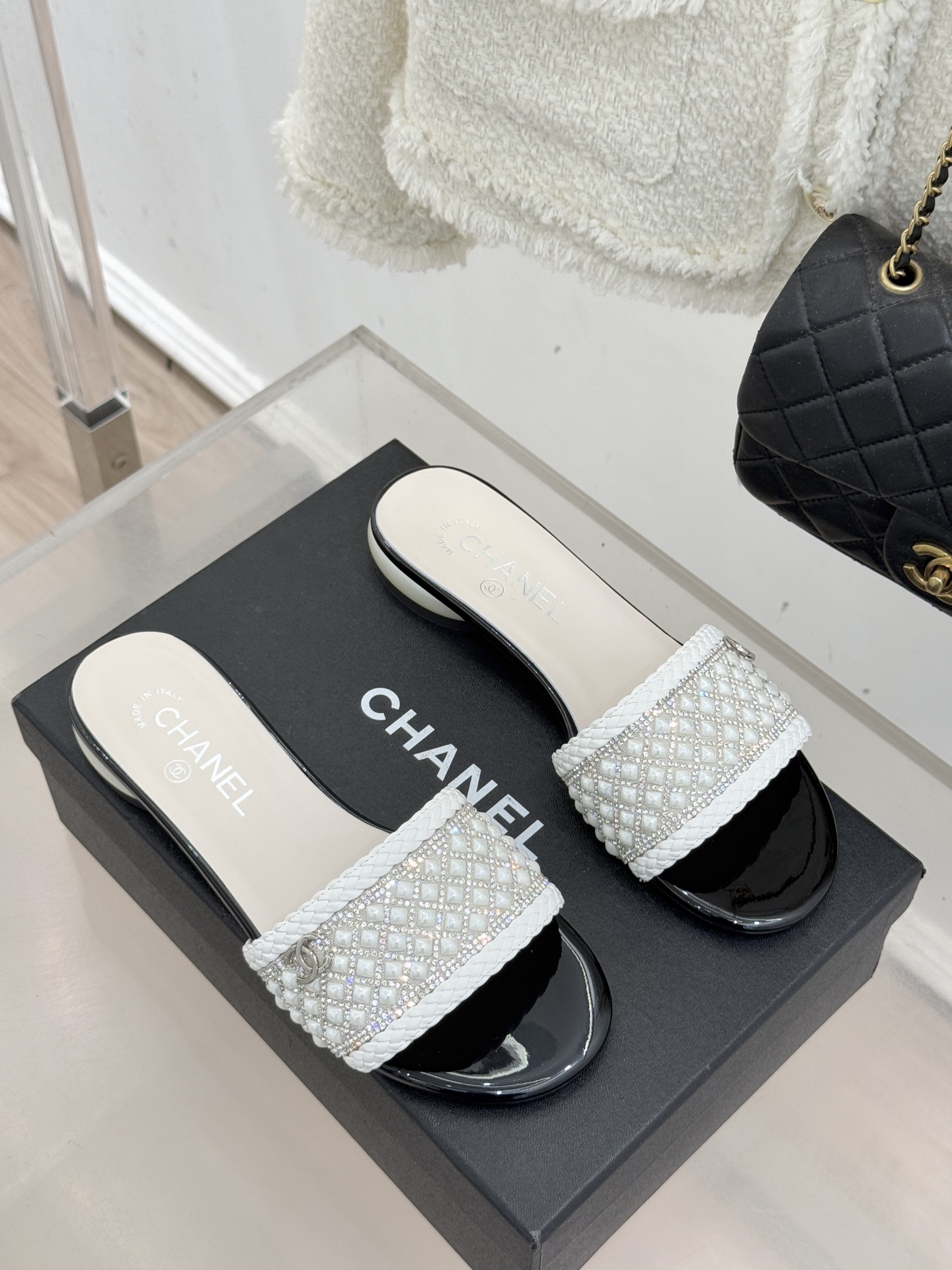 CHANE*｜小香经典双C水钻珍珠巨型珍珠跟拖鞋春夏高光之作将珠宝工艺融于鞋履。满钻双C徽标缀以莹润珍珠