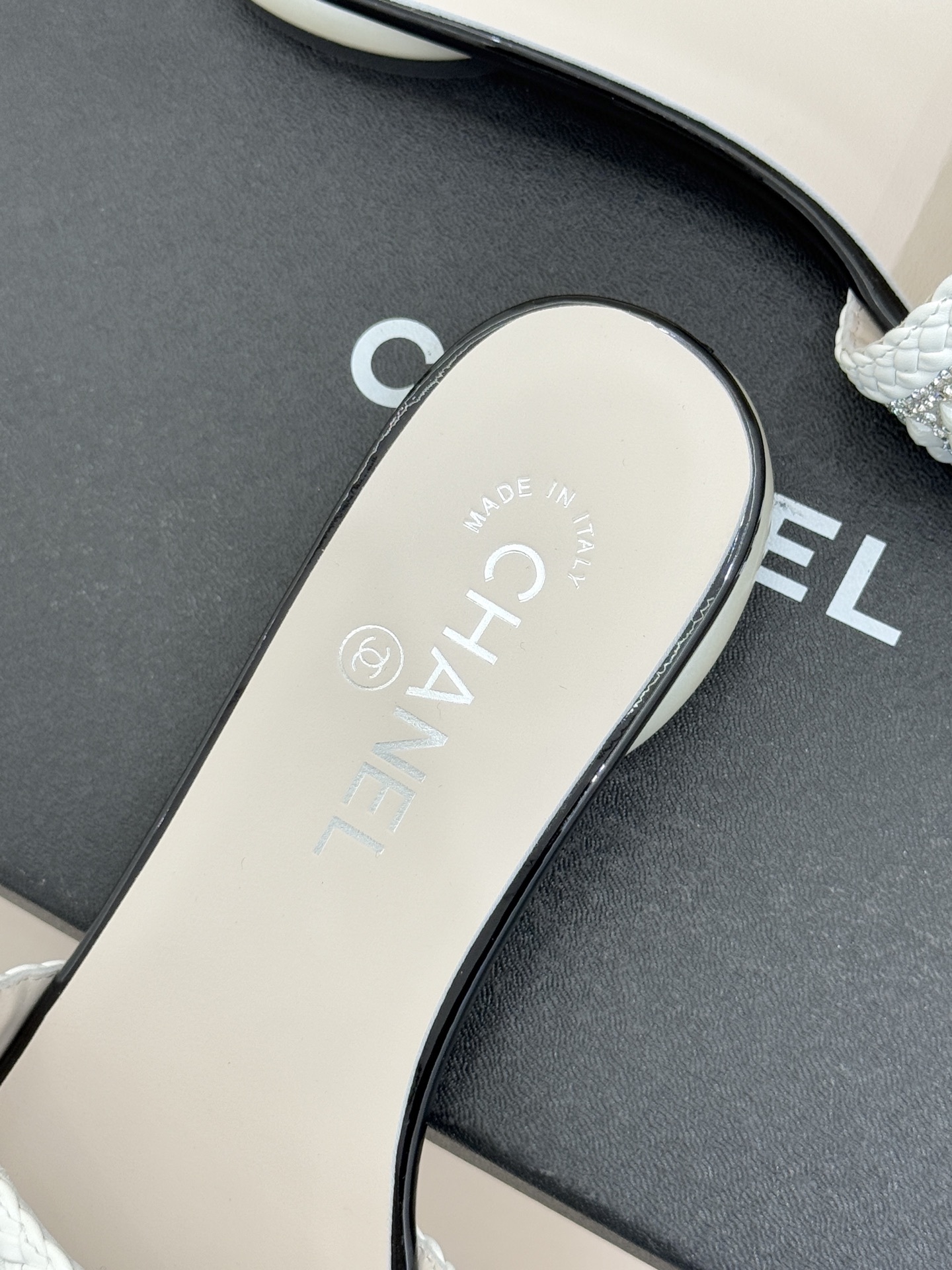 CHANE*｜小香经典双C水钻珍珠巨型珍珠跟拖鞋春夏高光之作将珠宝工艺融于鞋履。满钻双C徽标缀以莹润珍珠