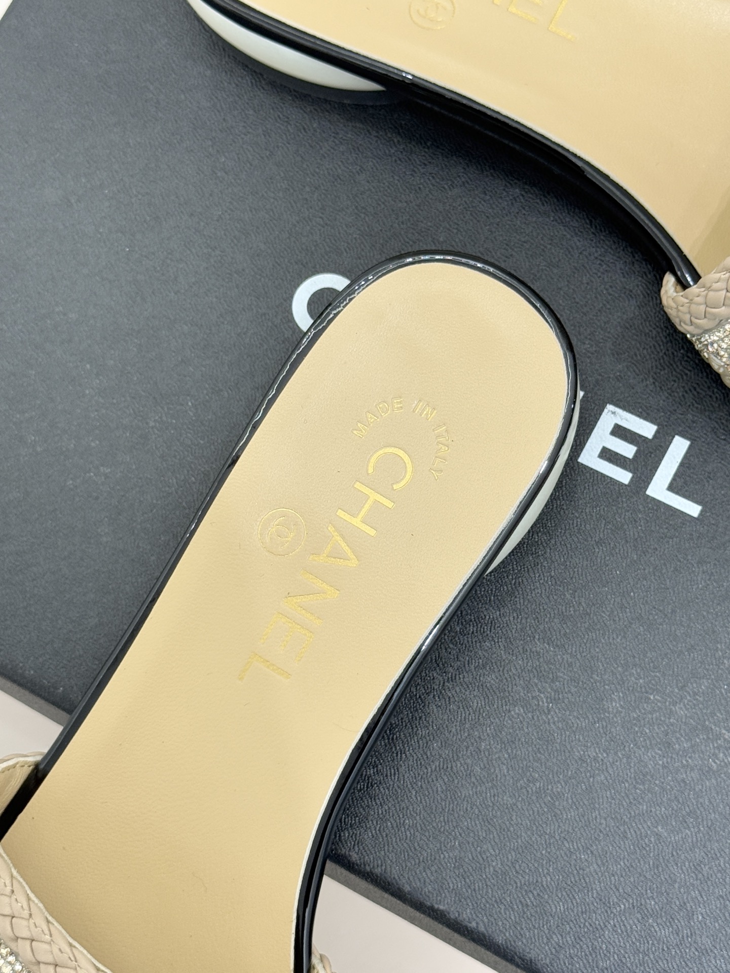 CHANE*｜小香经典双C水钻珍珠巨型珍珠跟拖鞋春夏高光之作将珠宝工艺融于鞋履。满钻双C徽标缀以莹润珍珠