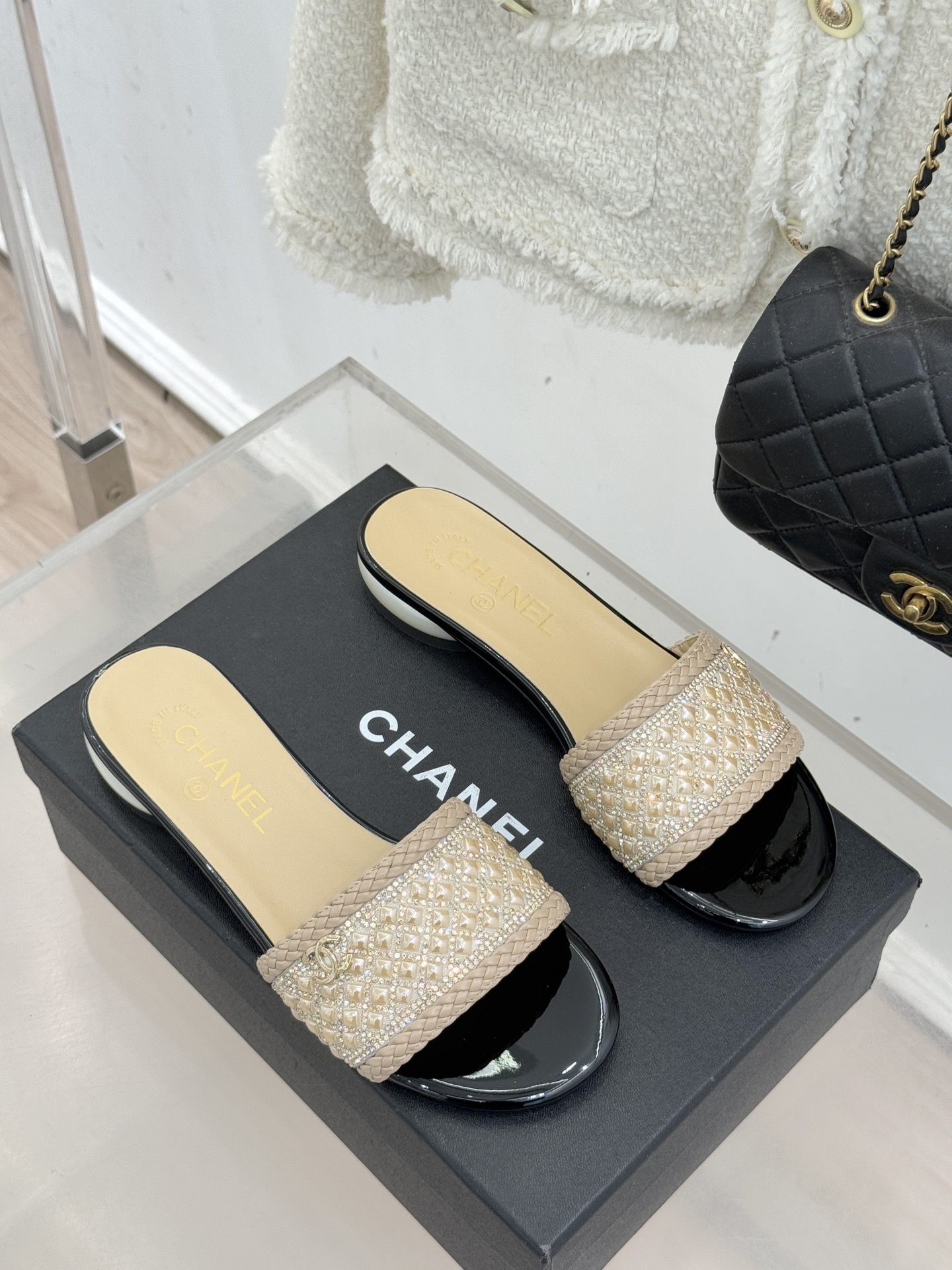 CHANE*｜小香经典双C水钻珍珠巨型珍珠跟拖鞋春夏高光之作将珠宝工艺融于鞋履。满钻双C徽标缀以莹润珍珠