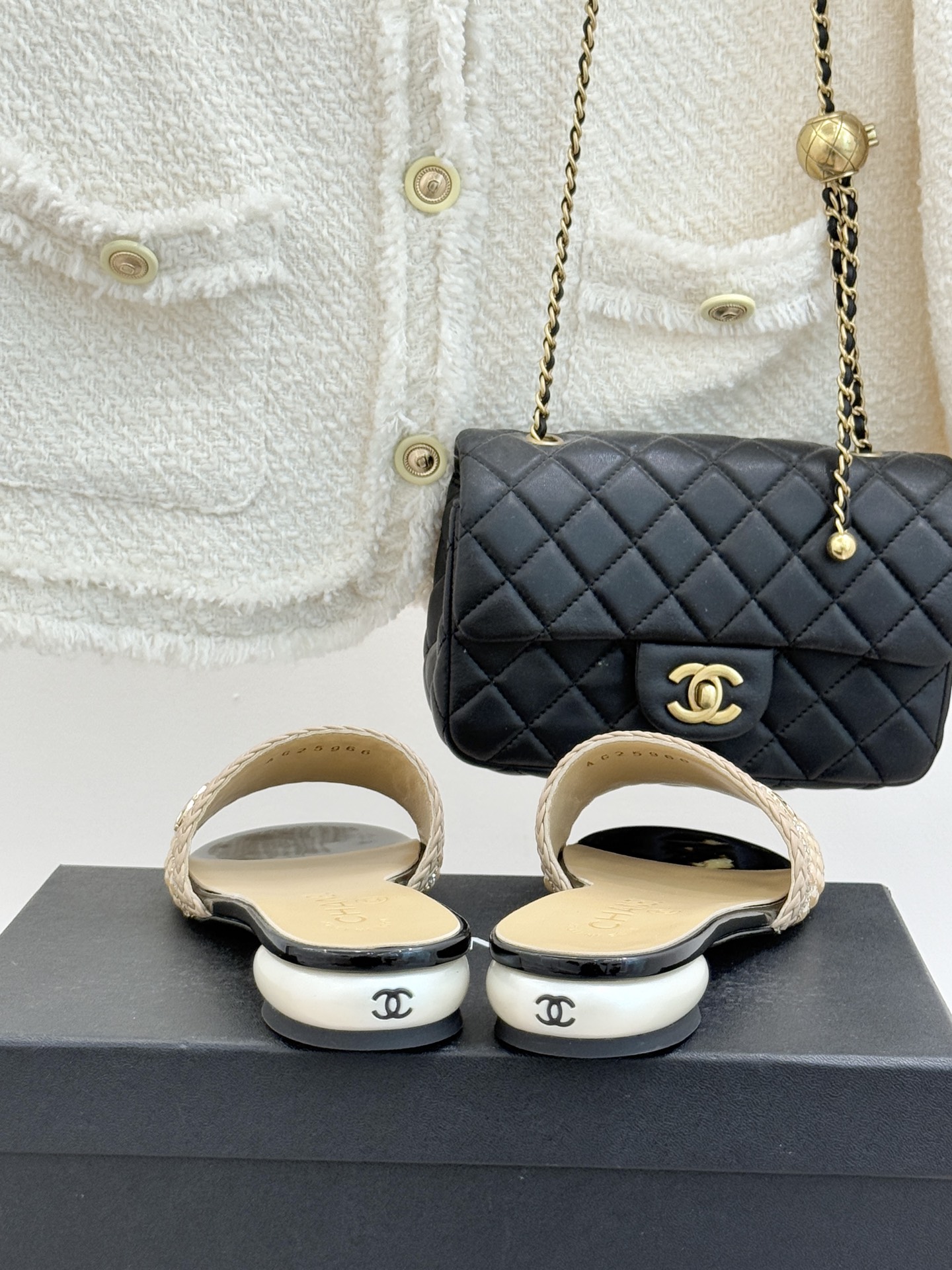 CHANE*｜小香经典双C水钻珍珠巨型珍珠跟拖鞋春夏高光之作将珠宝工艺融于鞋履。满钻双C徽标缀以莹润珍珠