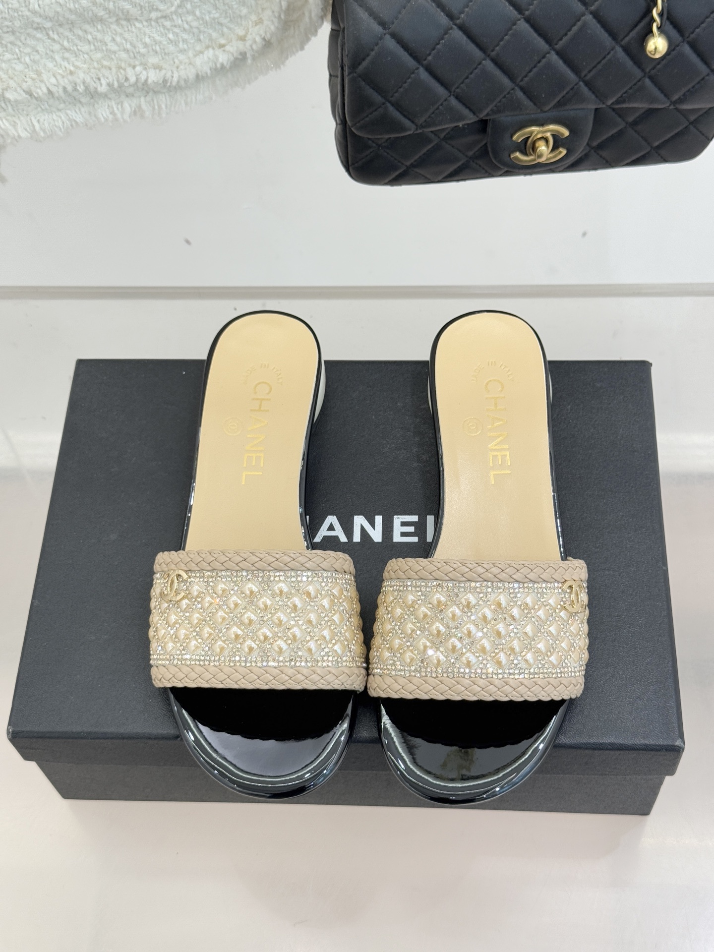 CHANE*｜小香经典双C水钻珍珠巨型珍珠跟拖鞋春夏高光之作将珠宝工艺融于鞋履。满钻双C徽标缀以莹润珍珠