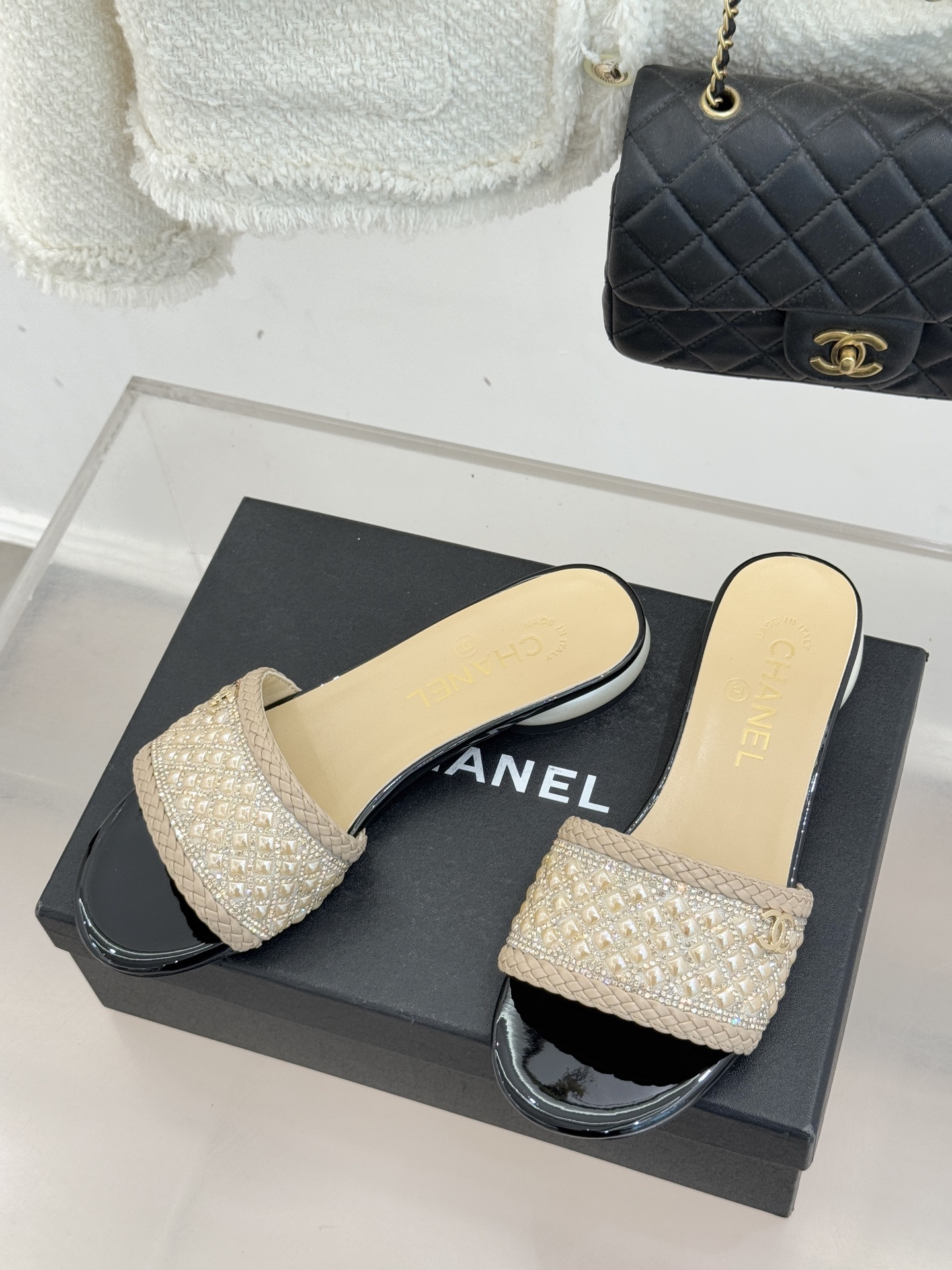 CHANE*｜小香经典双C水钻珍珠巨型珍珠跟拖鞋春夏高光之作将珠宝工艺融于鞋履。满钻双C徽标缀以莹润珍珠