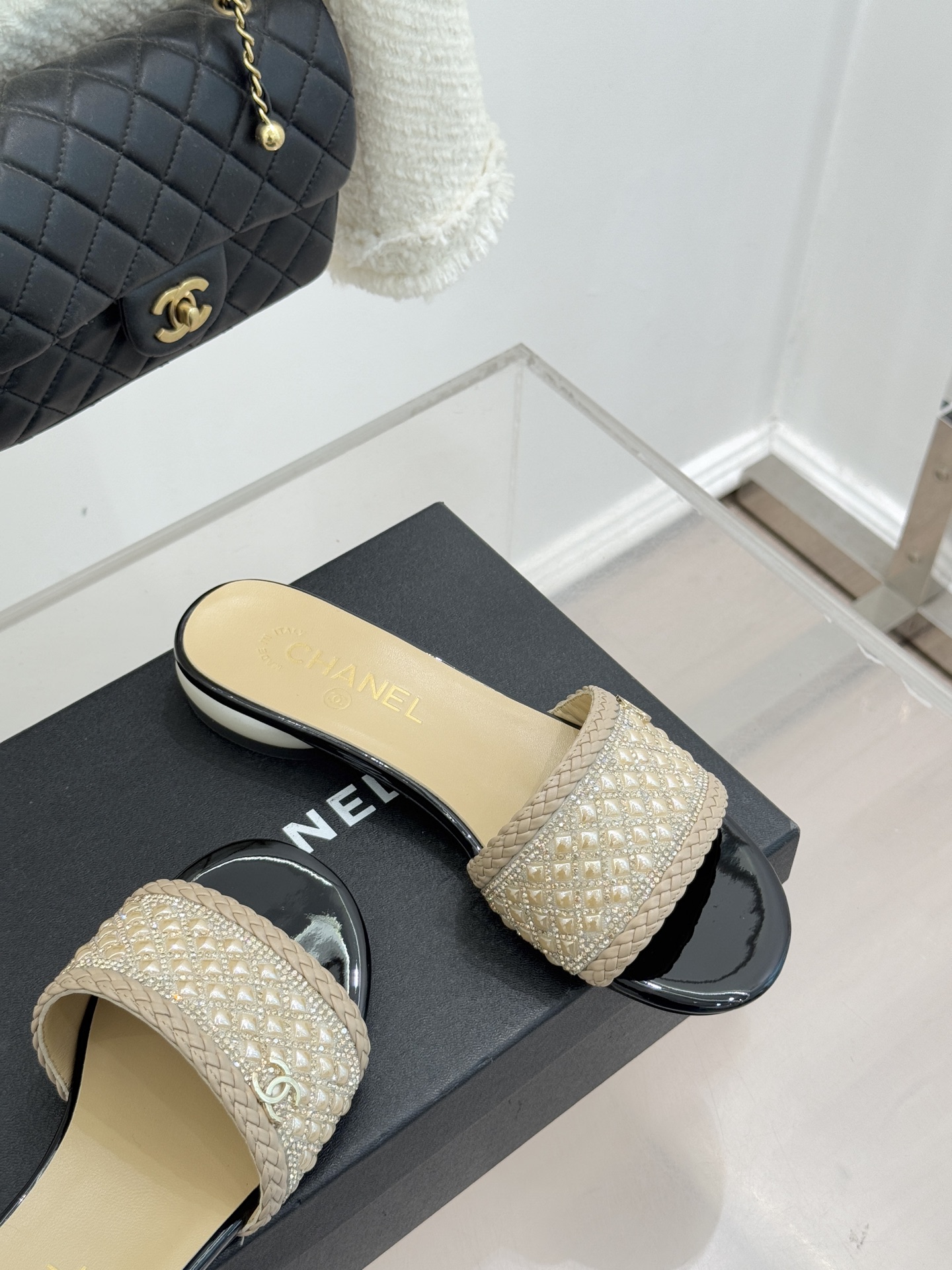 CHANE*｜小香经典双C水钻珍珠巨型珍珠跟拖鞋春夏高光之作将珠宝工艺融于鞋履。满钻双C徽标缀以莹润珍珠