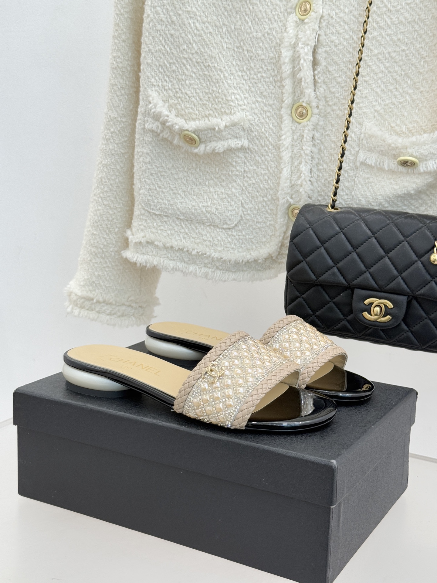 NO:726280,CHANE*｜Xiao Xiang's classic double C rhinestone pearls and giant pearl heel slippers. This spring and summer high-gloss work integrates jewelry craftsmanship into shoes. The diamond-filled double C logo is embellished with lustrous pearls and the giant pearl heel collides with dreamy tension. Every step reflects the bright luster. The black and white color scheme is classic and timeless, easily connecting afternoon tea and dinner. Effortless luxury is high-end, creating the most recognizable walking statement this summer.  The upper is made of customized original material + hot-drilled. The lining is made of sheepskin. The genuine leather outsole imported from Italy size 35-39 (customized 40/41) No. 83920224, slippers, chanel, slippers, sheepskin, Leather soles19860909CHANE*｜小香经典双C水钻珍珠 巨型珍珠跟拖鞋 春夏高光之作将珠宝工艺融于鞋履. 满钻双C徽标缀以莹润珍珠 与巨型珍珠鞋跟碰撞出梦幻张力 每一步都折射璀璨光泽. 黑白两色配色经典隽永 轻松衔接下午茶与晚宴 以不费力的奢华就是高级 成就今夏最具辨识度的行走宣言. 鞋面定制原版材质＋烫钻 内里踮脚均为羊皮 意大利进口真皮大底 size35-39（40/41定制） 编号83920224,拖鞋,chanel,slippers,sheepskin,Leather soles,Women's Shoes