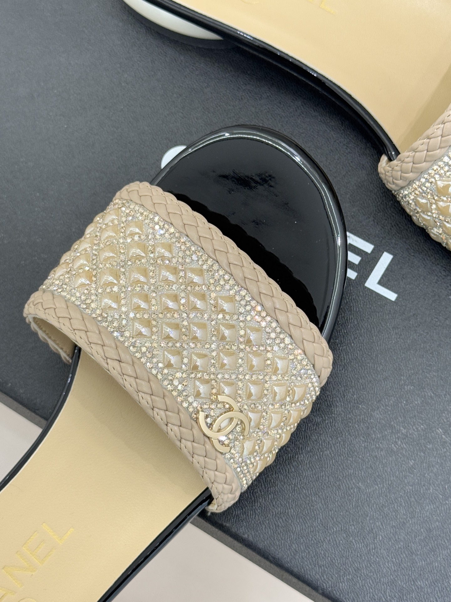 CHANE*｜小香经典双C水钻珍珠巨型珍珠跟拖鞋春夏高光之作将珠宝工艺融于鞋履。满钻双C徽标缀以莹润珍珠