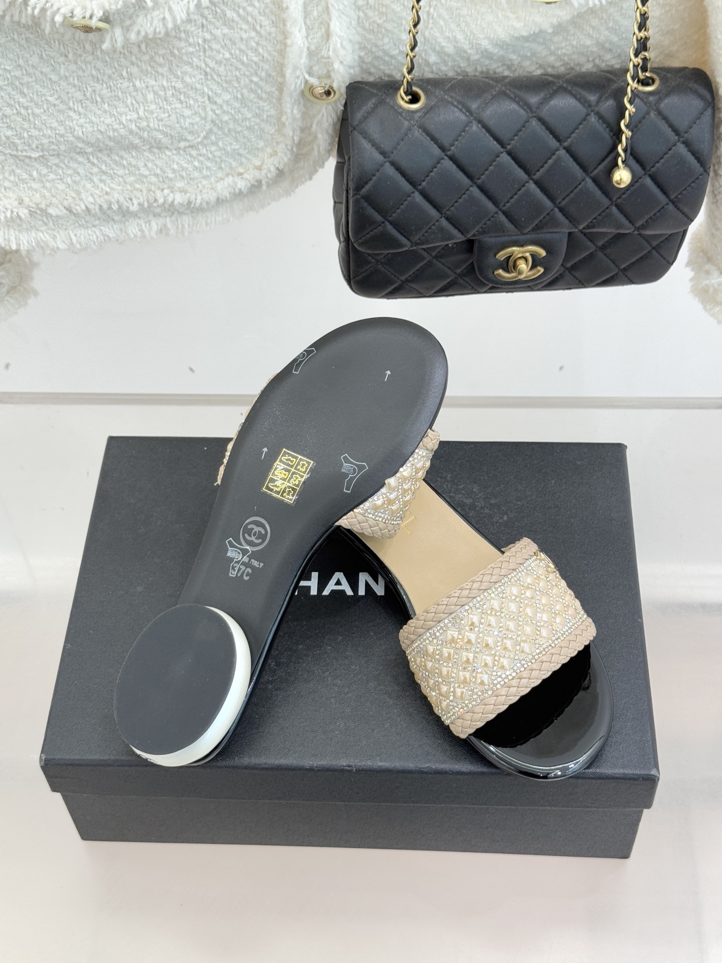 CHANE*｜小香经典双C水钻珍珠巨型珍珠跟拖鞋春夏高光之作将珠宝工艺融于鞋履。满钻双C徽标缀以莹润珍珠