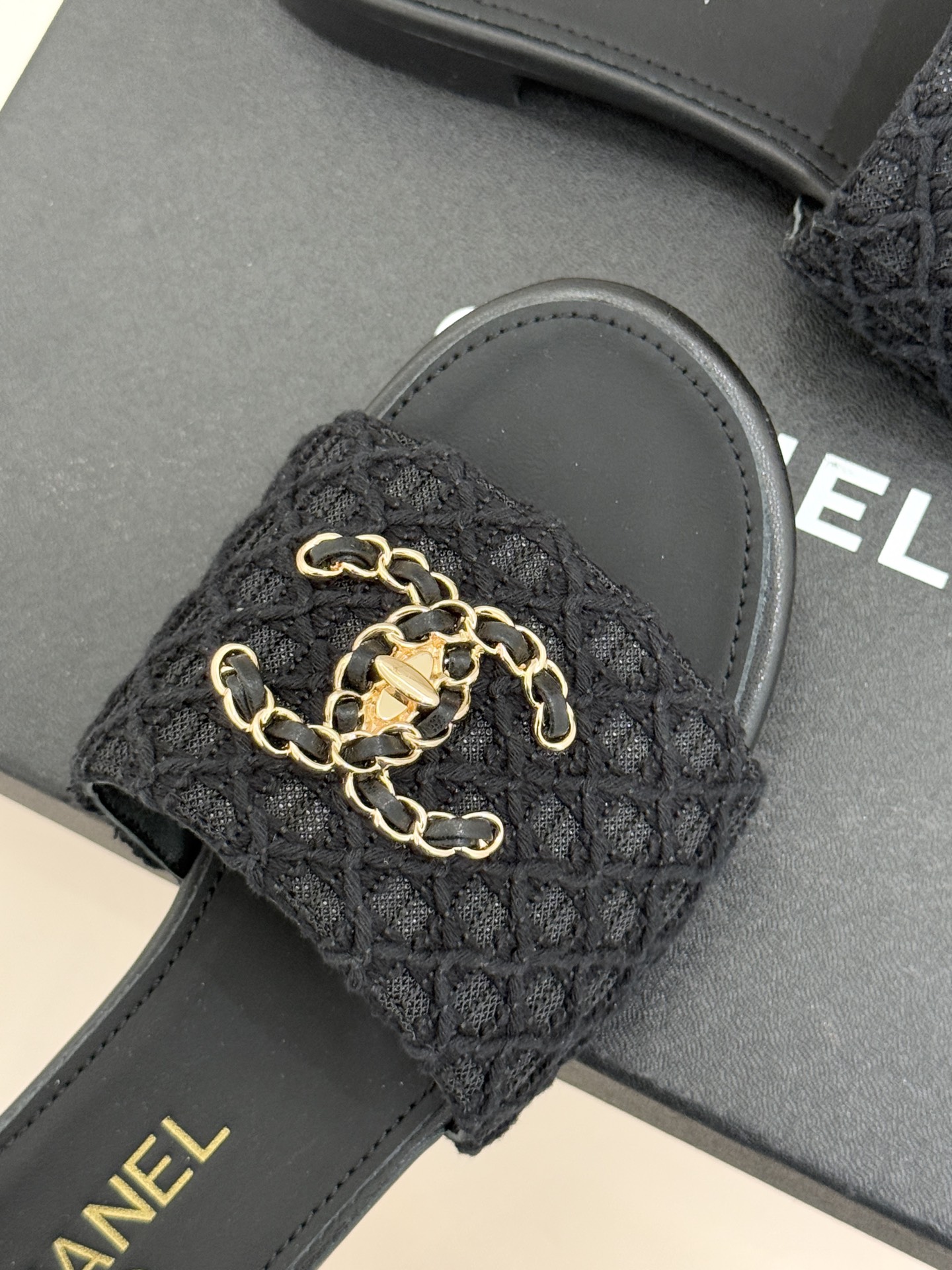 CHANE*｜小香经典春夏新品针织链条大双C拖鞋以独特的针织鞋面打破常规经典链条大双C标志 太精致了为整