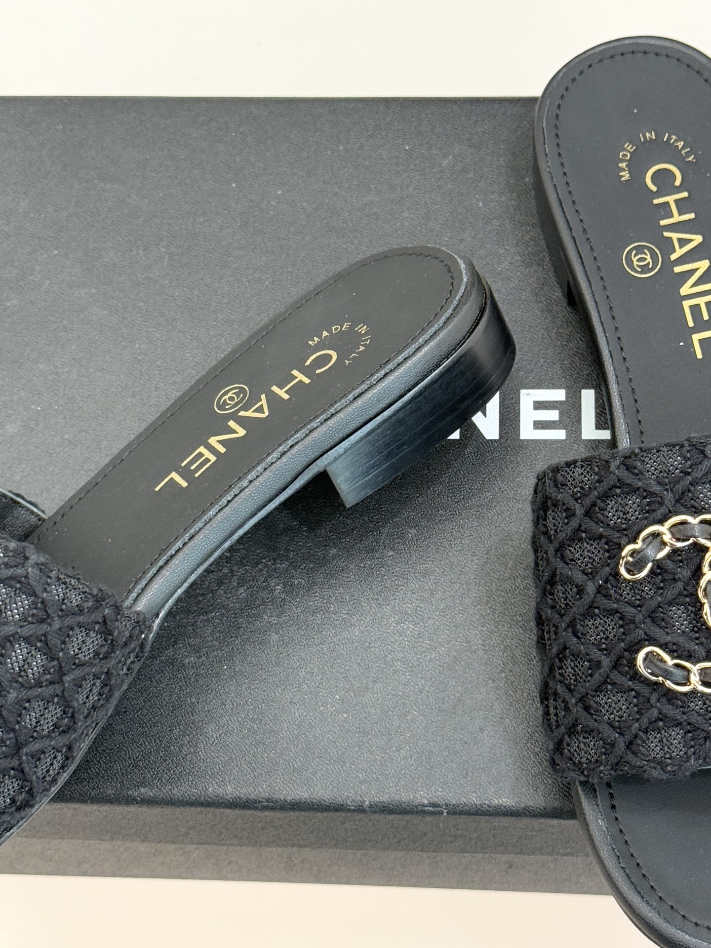 CHANE*｜小香经典春夏新品针织链条大双C拖鞋以独特的针织鞋面打破常规经典链条大双C标志 太精致了为整