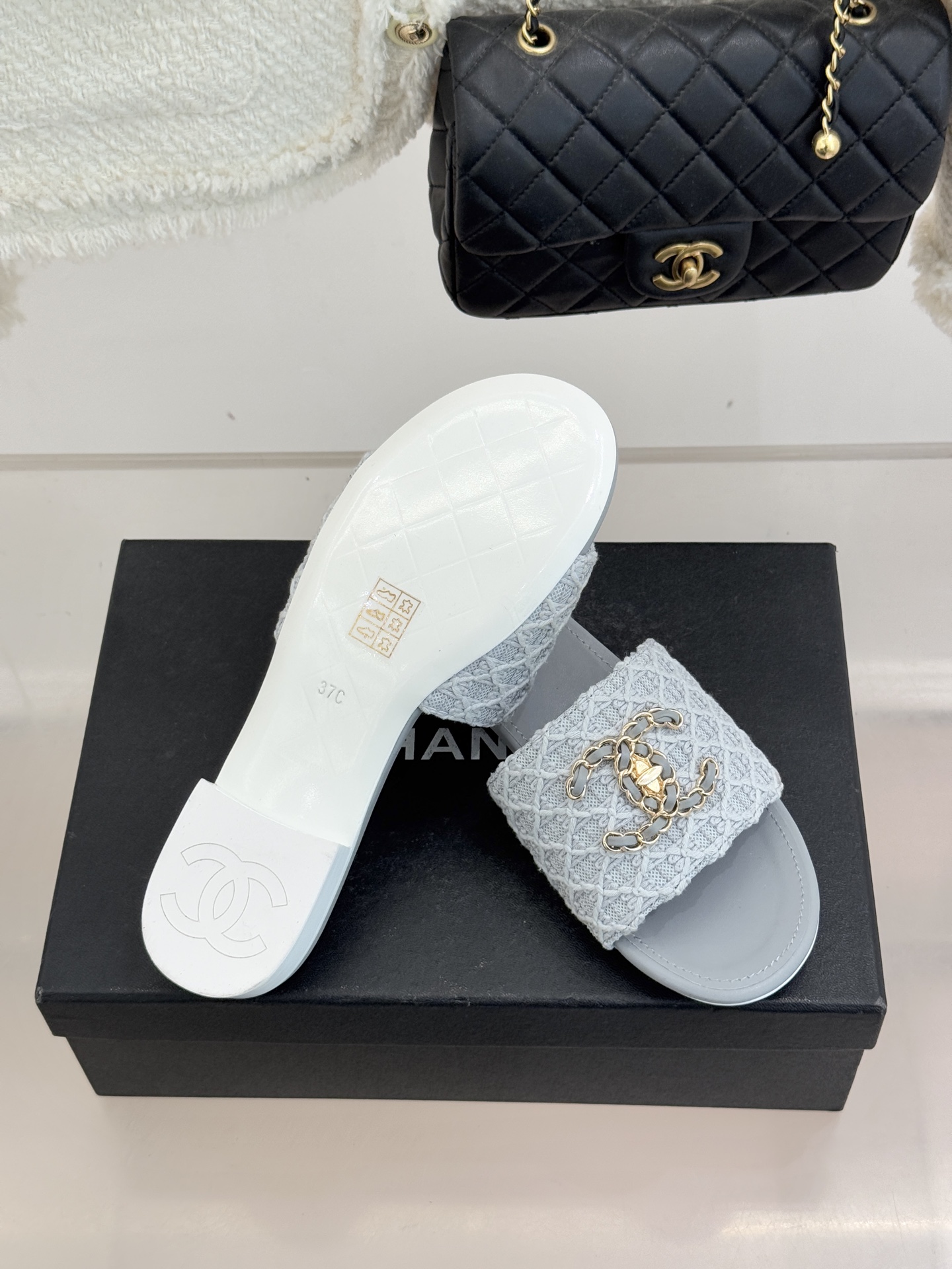 CHANE*｜小香经典春夏新品针织链条大双C拖鞋以独特的针织鞋面打破常规经典链条大双C标志 太精致了为整