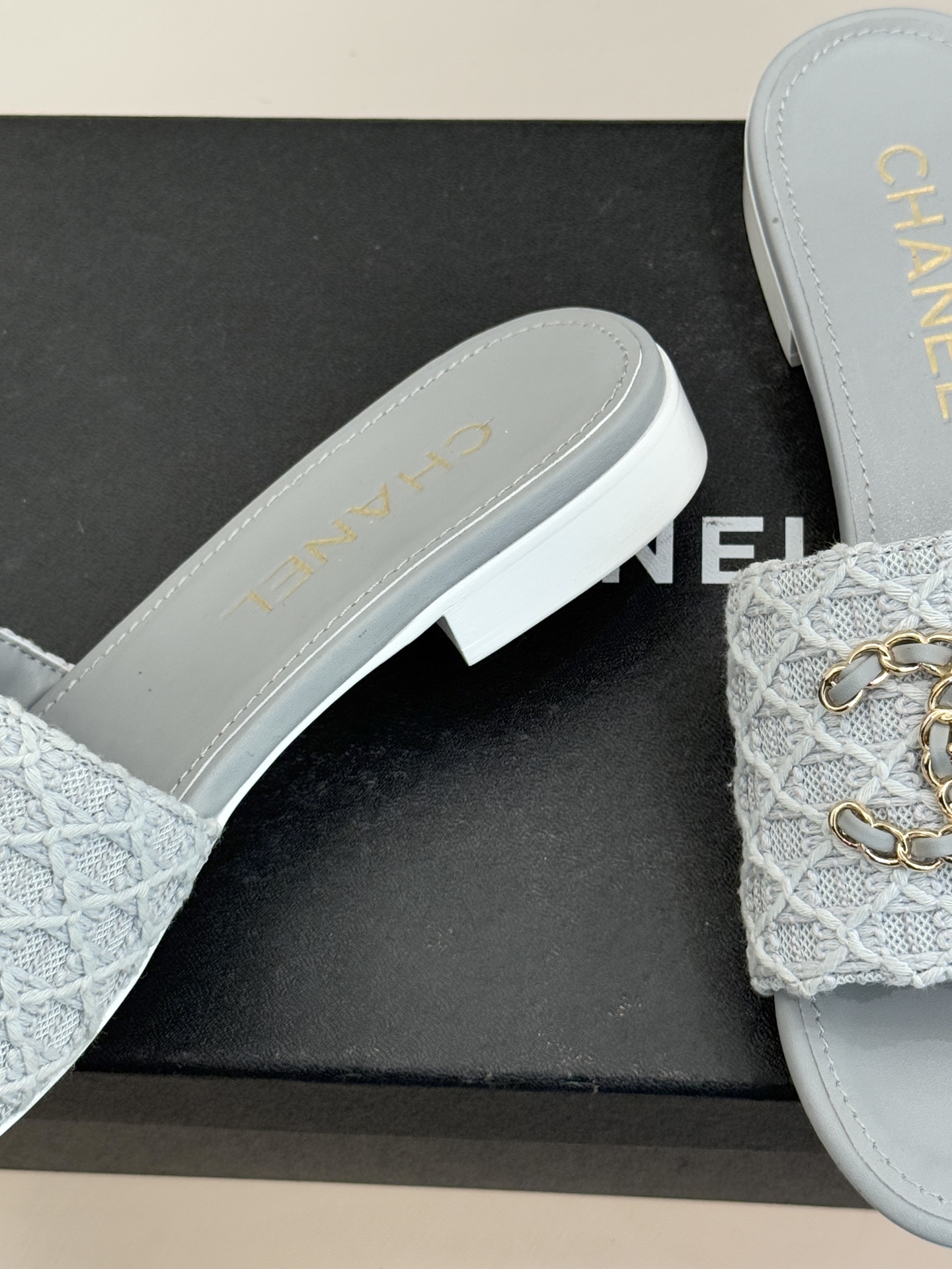 CHANE*｜小香经典春夏新品针织链条大双C拖鞋以独特的针织鞋面打破常规经典链条大双C标志 太精致了为整