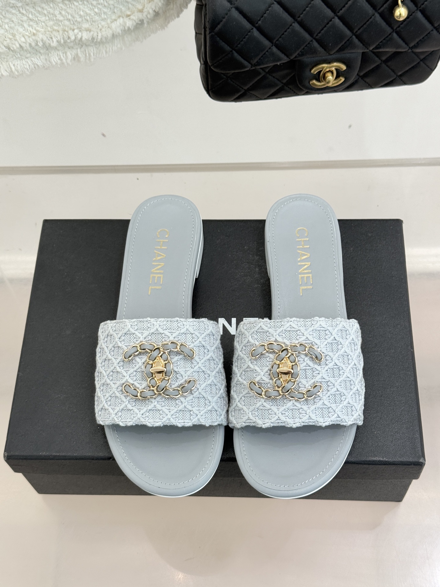 CHANE*｜小香经典春夏新品针织链条大双C拖鞋以独特的针织鞋面打破常规经典链条大双C标志 太精致了为整