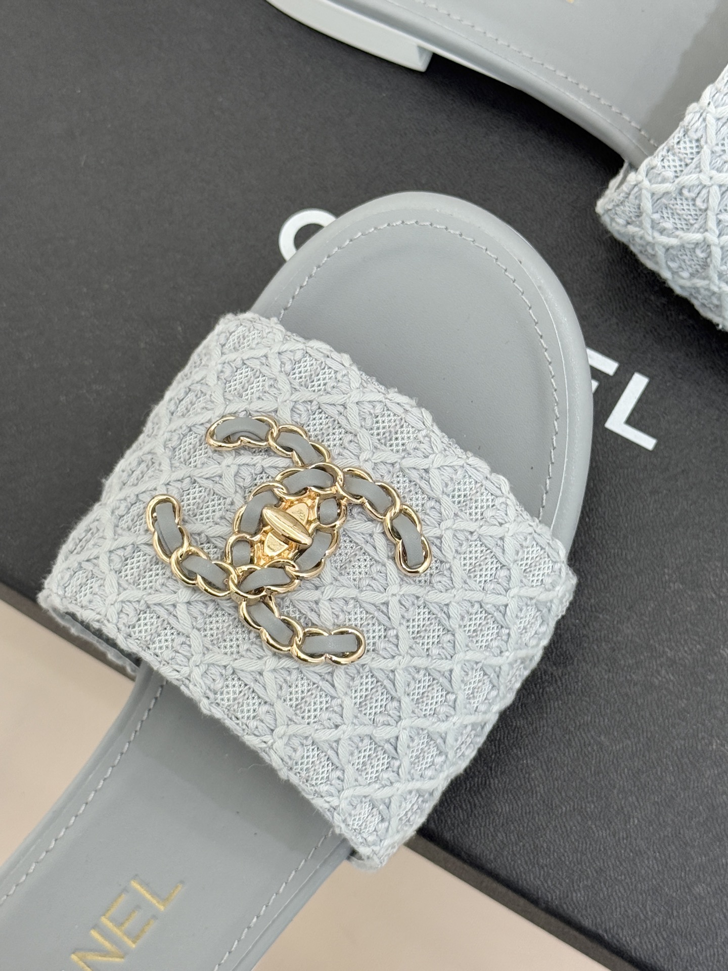 CHANE*｜小香经典春夏新品针织链条大双C拖鞋以独特的针织鞋面打破常规经典链条大双C标志 太精致了为整