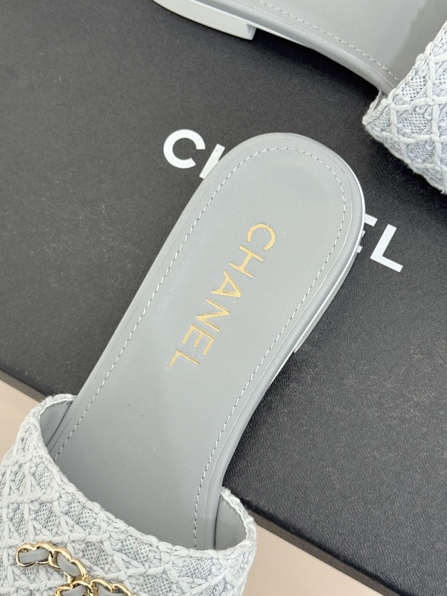 CHANE*｜小香经典春夏新品针织链条大双C拖鞋以独特的针织鞋面打破常规经典链条大双C标志 太精致了为整