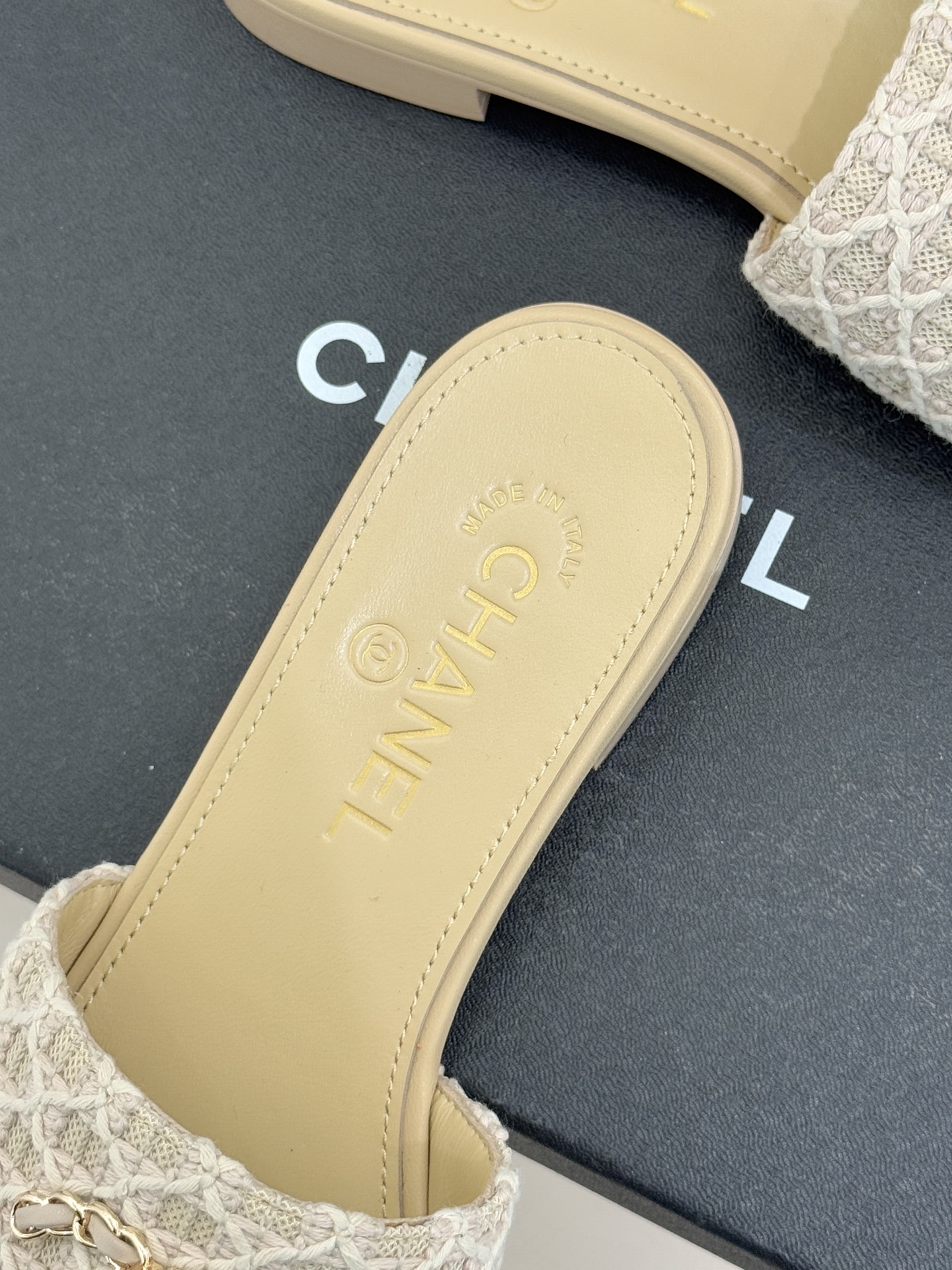 CHANE*｜小香经典春夏新品针织链条大双C拖鞋以独特的针织鞋面打破常规经典链条大双C标志 太精致了为整