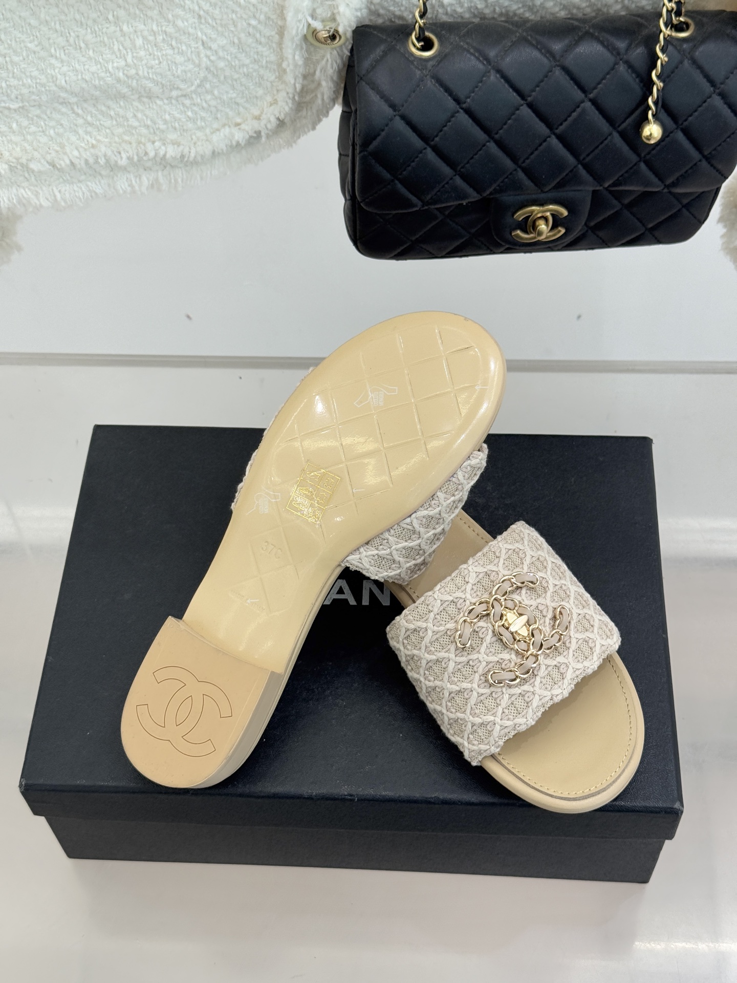 CHANE*｜小香经典春夏新品针织链条大双C拖鞋以独特的针织鞋面打破常规经典链条大双C标志 太精致了为整