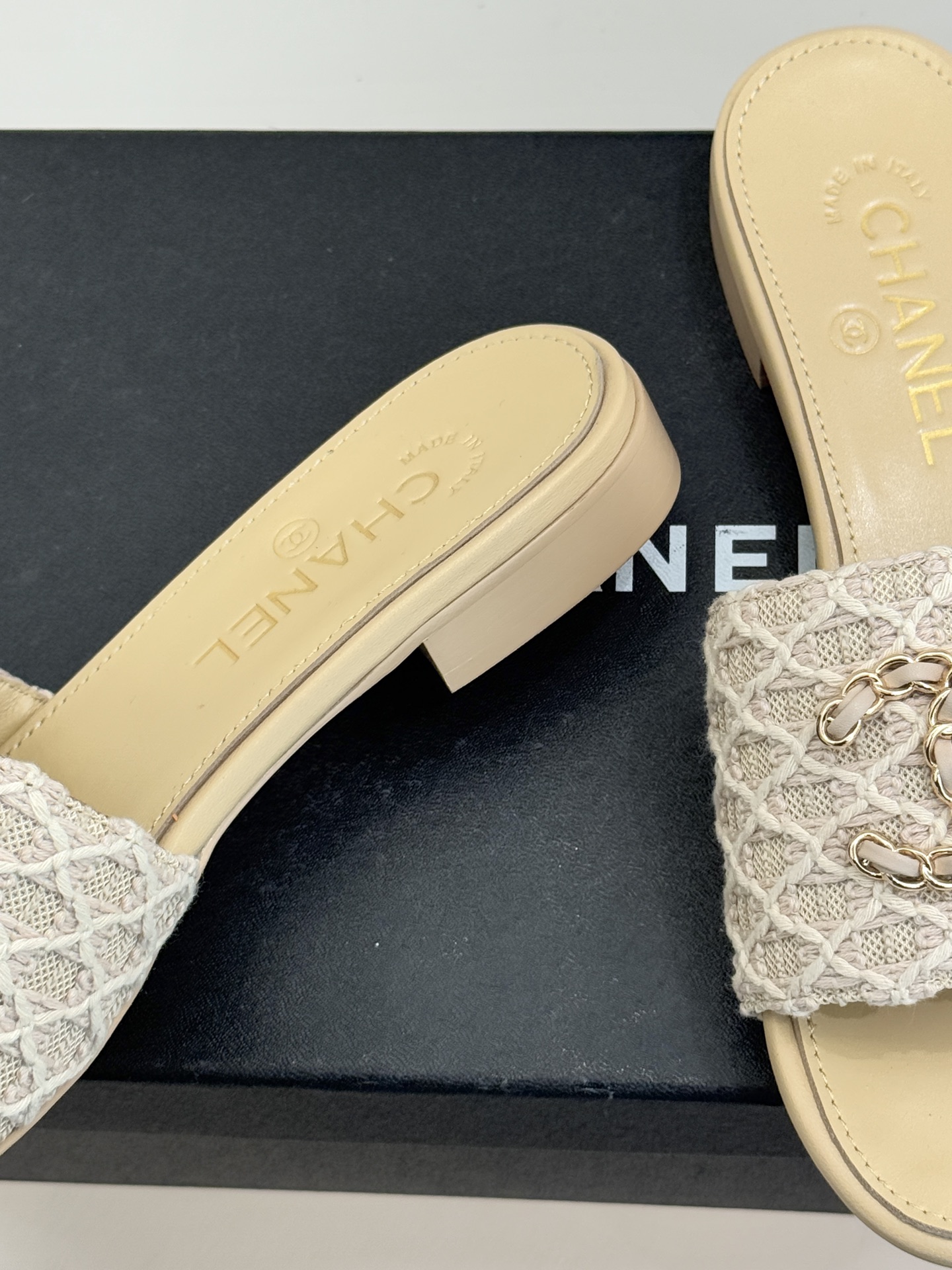 CHANE*｜小香经典春夏新品针织链条大双C拖鞋以独特的针织鞋面打破常规经典链条大双C标志 太精致了为整