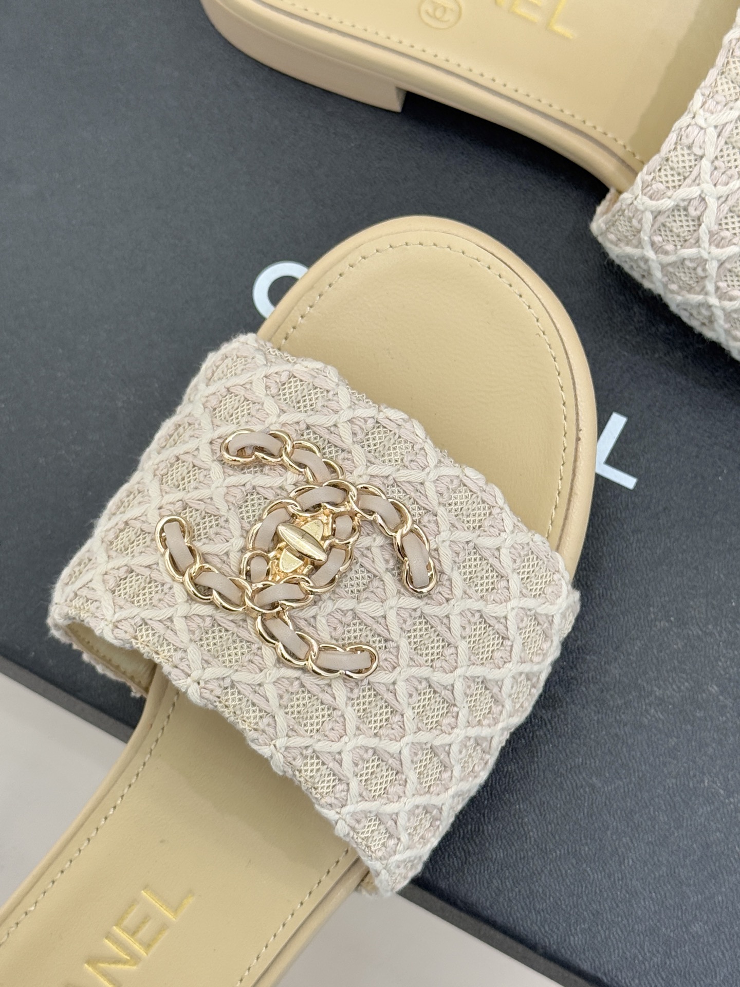 CHANE*｜小香经典春夏新品针织链条大双C拖鞋以独特的针织鞋面打破常规经典链条大双C标志 太精致了为整