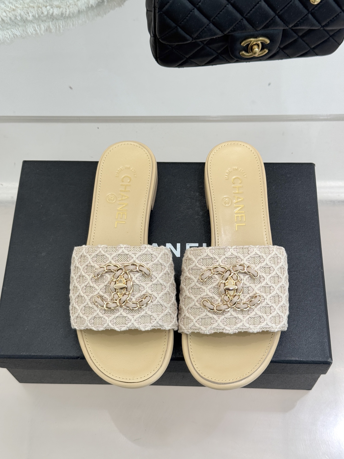 CHANE*｜小香经典春夏新品针织链条大双C拖鞋以独特的针织鞋面打破常规经典链条大双C标志 太精致了为整
