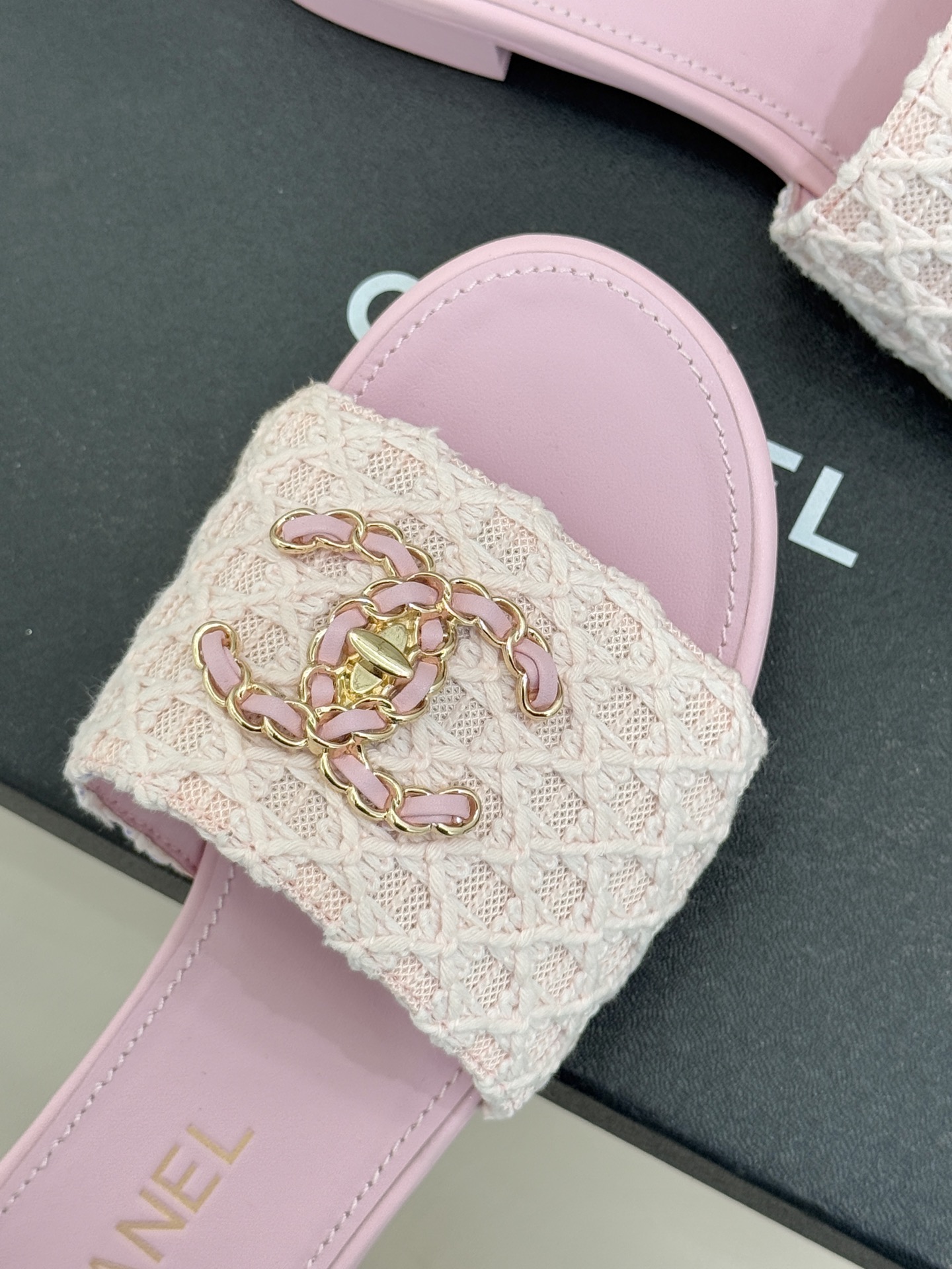 CHANE*｜小香经典春夏新品针织链条大双C拖鞋以独特的针织鞋面打破常规经典链条大双C标志 太精致了为整