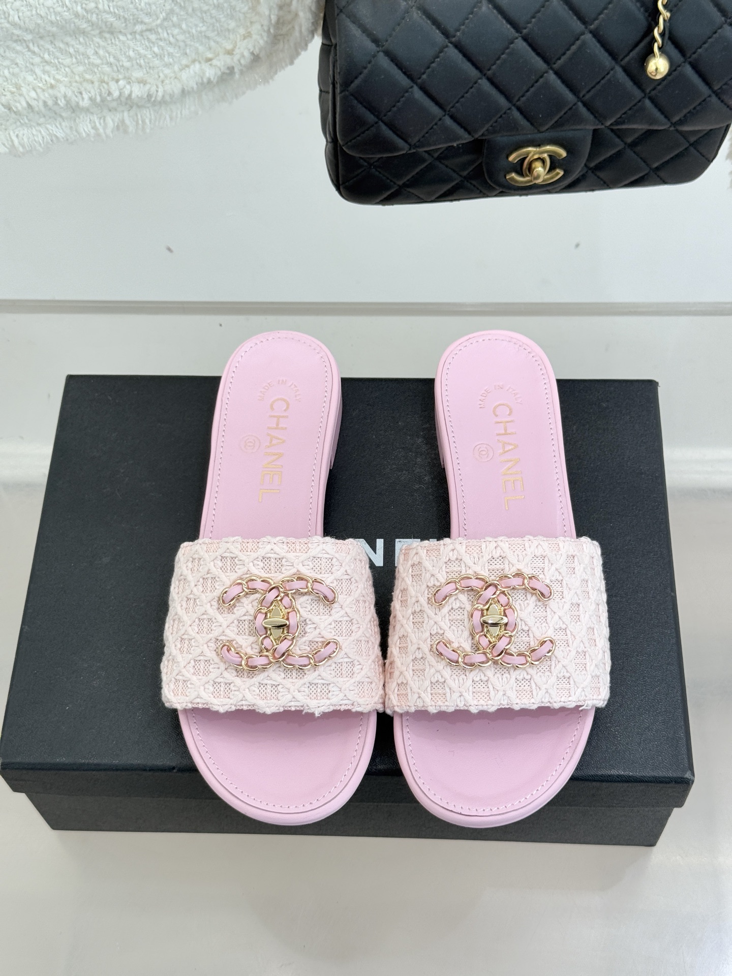 CHANE*｜小香经典春夏新品针织链条大双C拖鞋以独特的针织鞋面打破常规经典链条大双C标志 太精致了为整