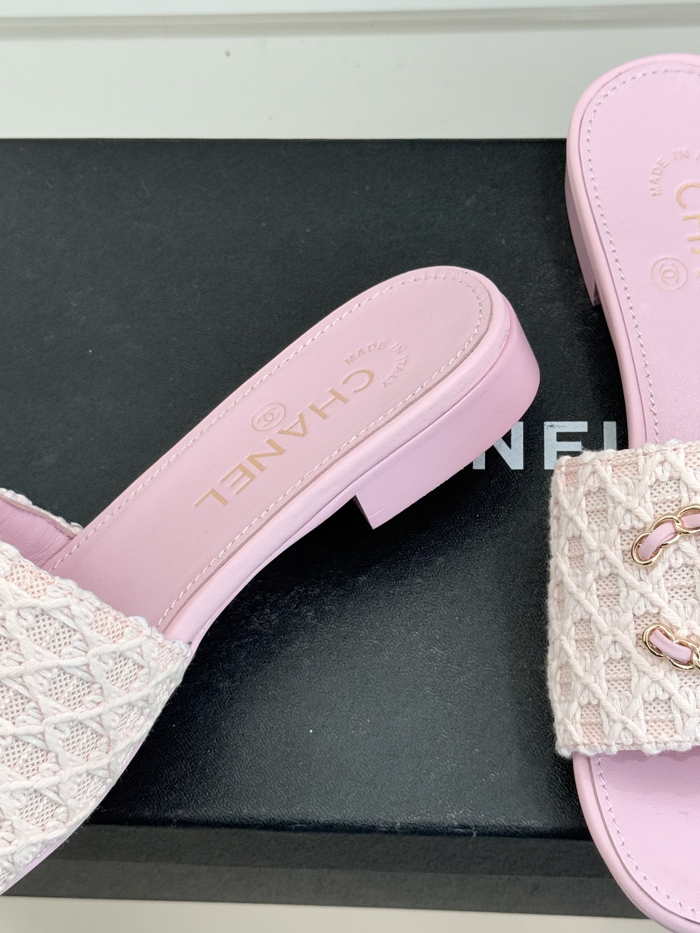 CHANE*｜小香经典春夏新品针织链条大双C拖鞋以独特的针织鞋面打破常规经典链条大双C标志 太精致了为整