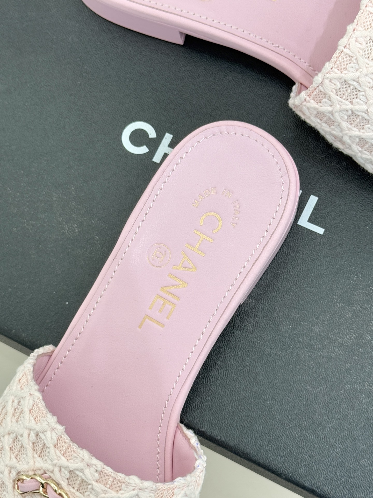 CHANE*｜小香经典春夏新品针织链条大双C拖鞋以独特的针织鞋面打破常规经典链条大双C标志 太精致了为整