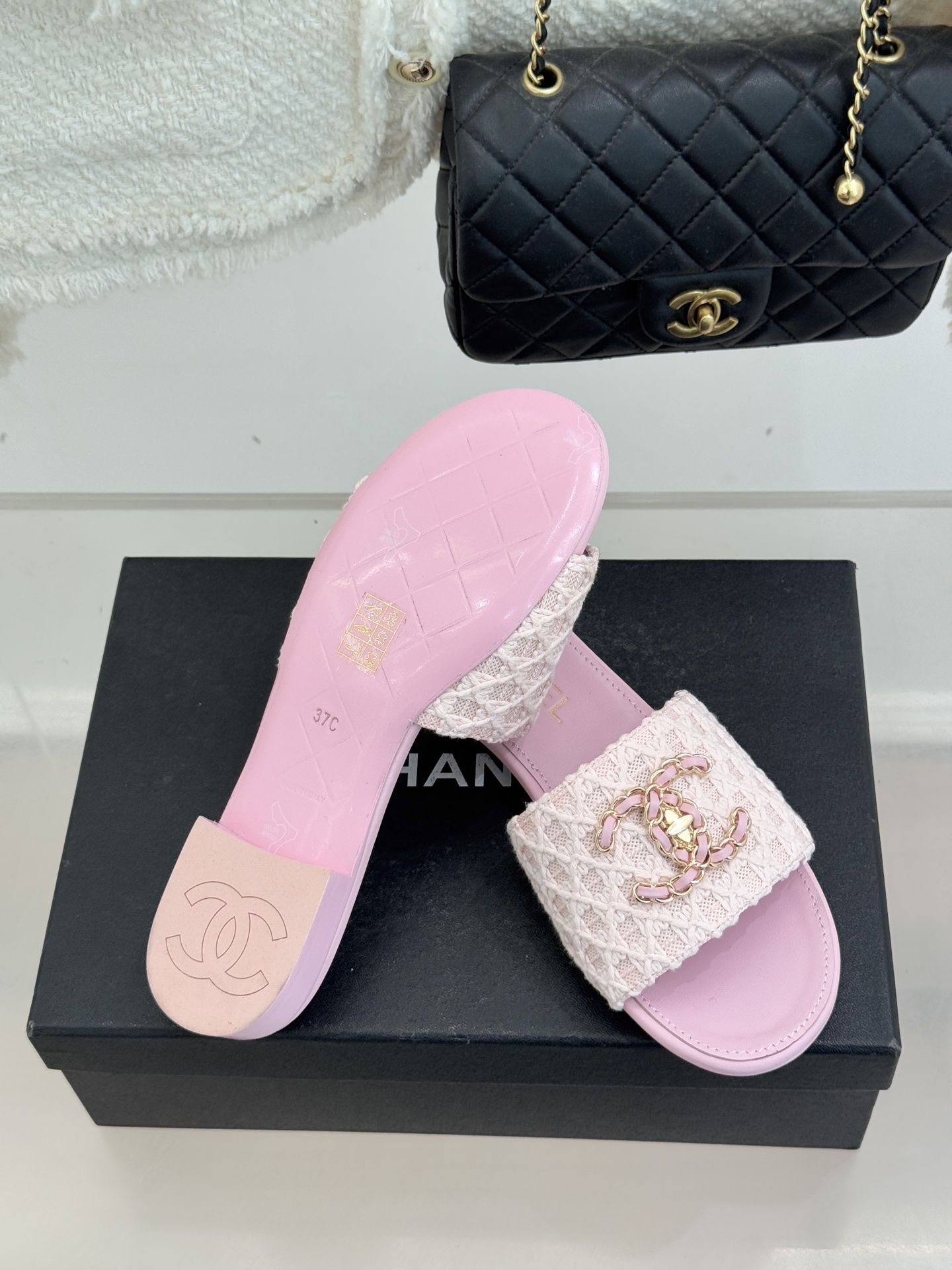 CHANE*｜小香经典春夏新品针织链条大双C拖鞋以独特的针织鞋面打破常规经典链条大双C标志 太精致了为整